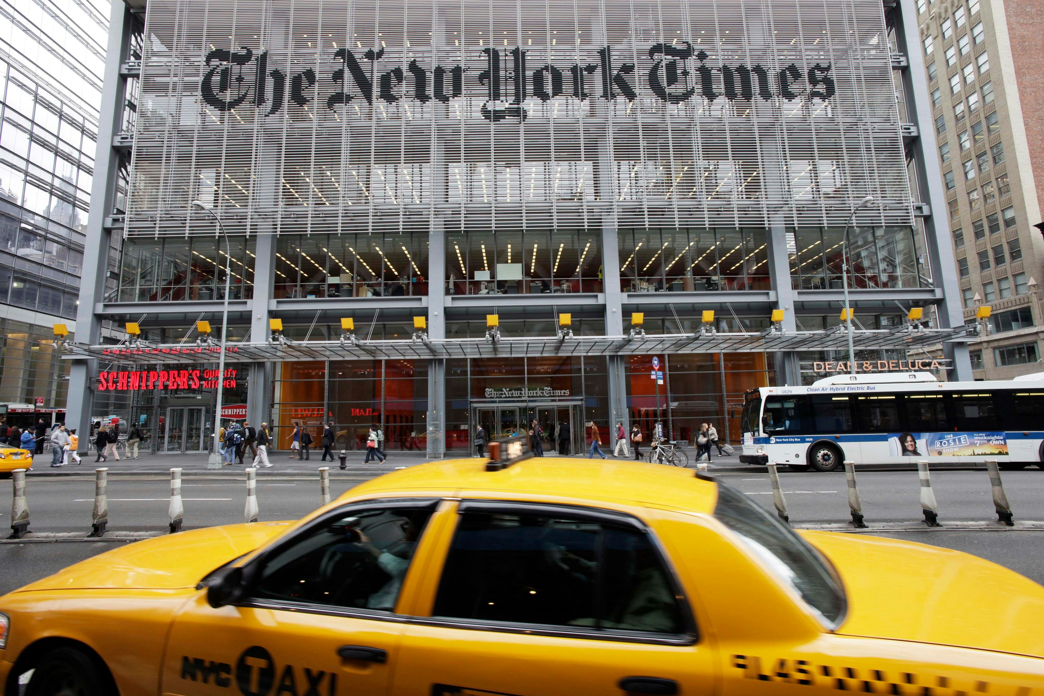 Die renommierte New York Times –hier das Verlagsgebäude in Manhattan – verklagt derzeit OpenAI, weil es Inhalte des Medienhauses für seine KI nutzt
