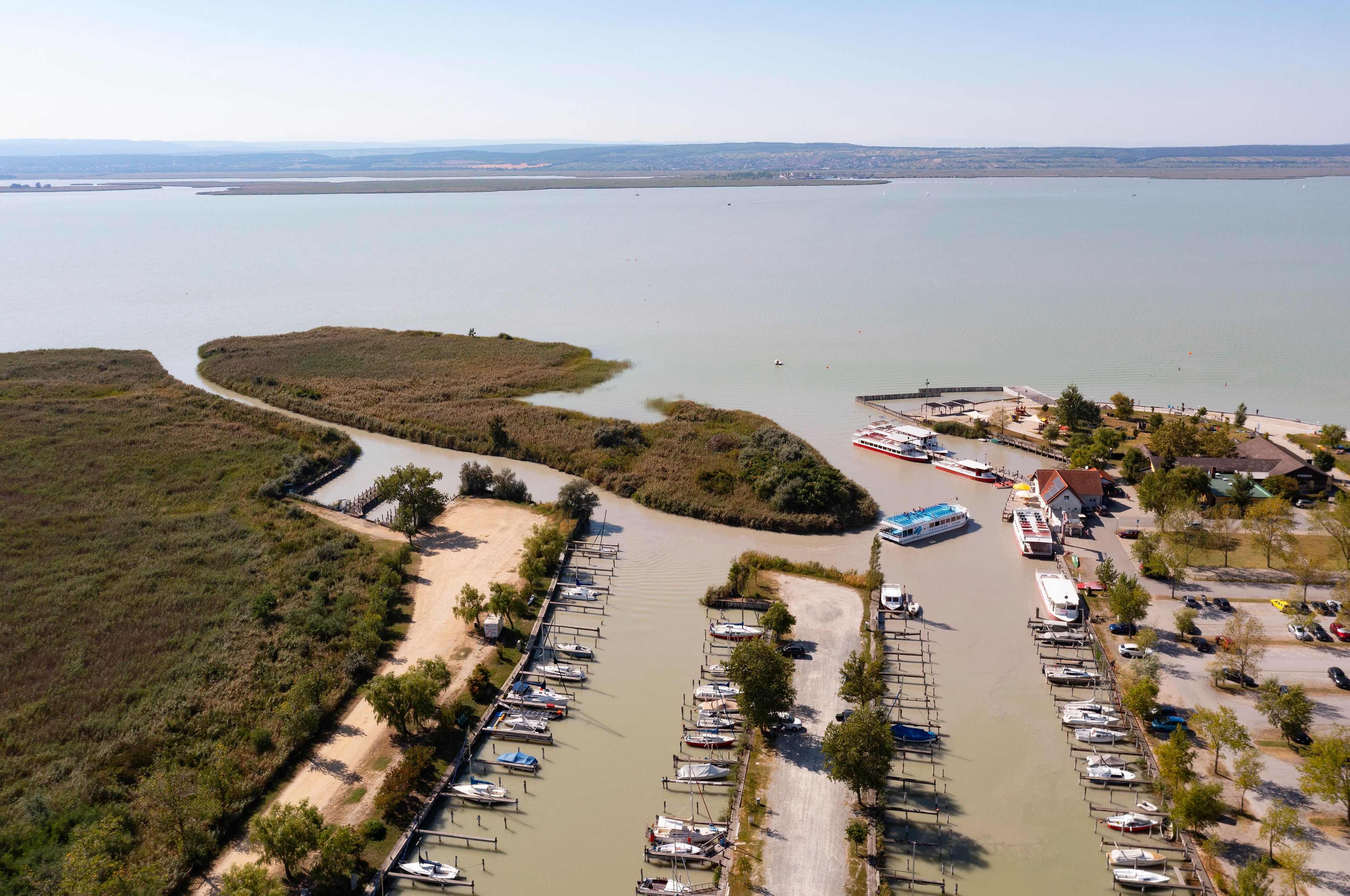 Anlegestelle der Fahrradfähre zwischen Illmitz und Mörbisch bei der Marina Illmitz im Seewinkel.
