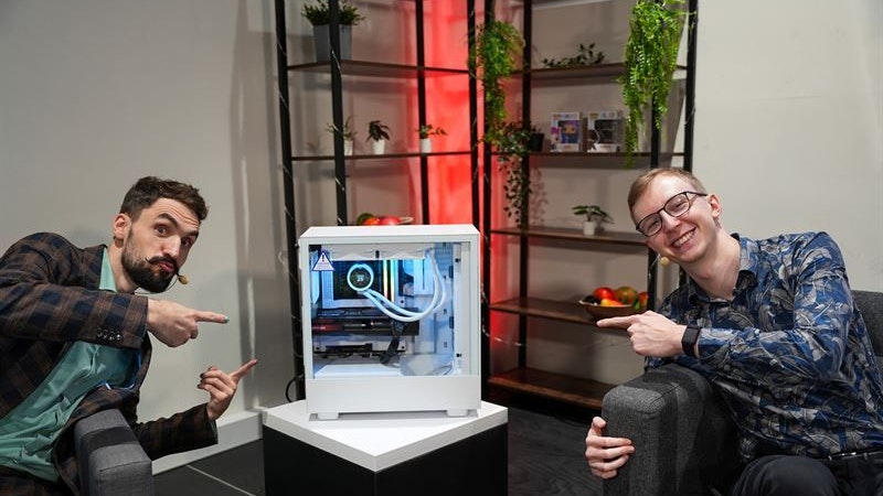 Uniliga-Caster Bertin "Crafty" Schillinger und der ehemalige Uniliga-Champion Phil "Autophil" Ehrlich sind vom Design der NZXT-Hardware begeistert.