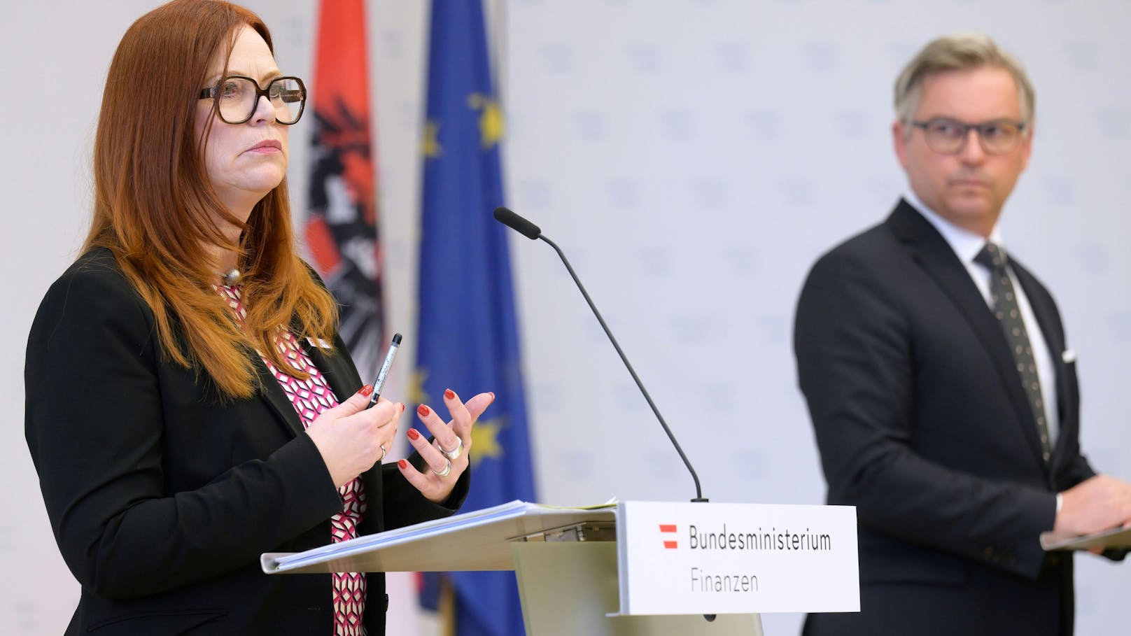 Vorständin des Zollamts Österreich Fetka-Blüther und Finanzminister Brunner bei der Pressekonferenz am Dienstag.