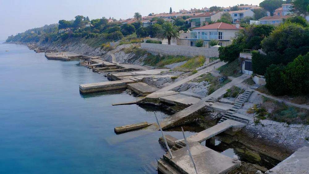 Illegale Ferienhäuser, Zäune und Betonmauern versperren in Umag den Zugang zum Meer.