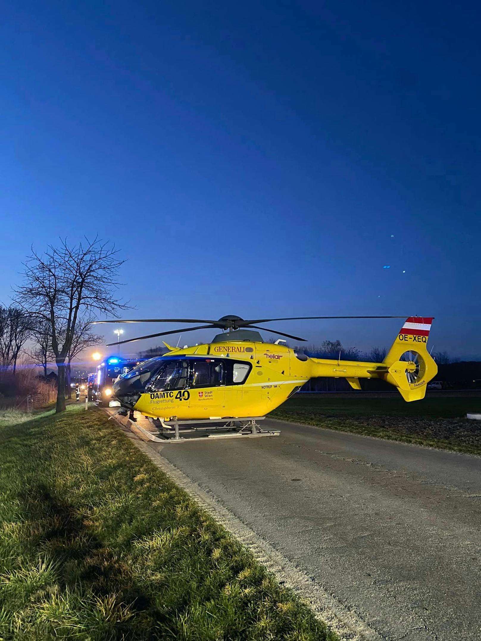 Der Lenker wurde mit dem Hubschrauber weggeflogen.