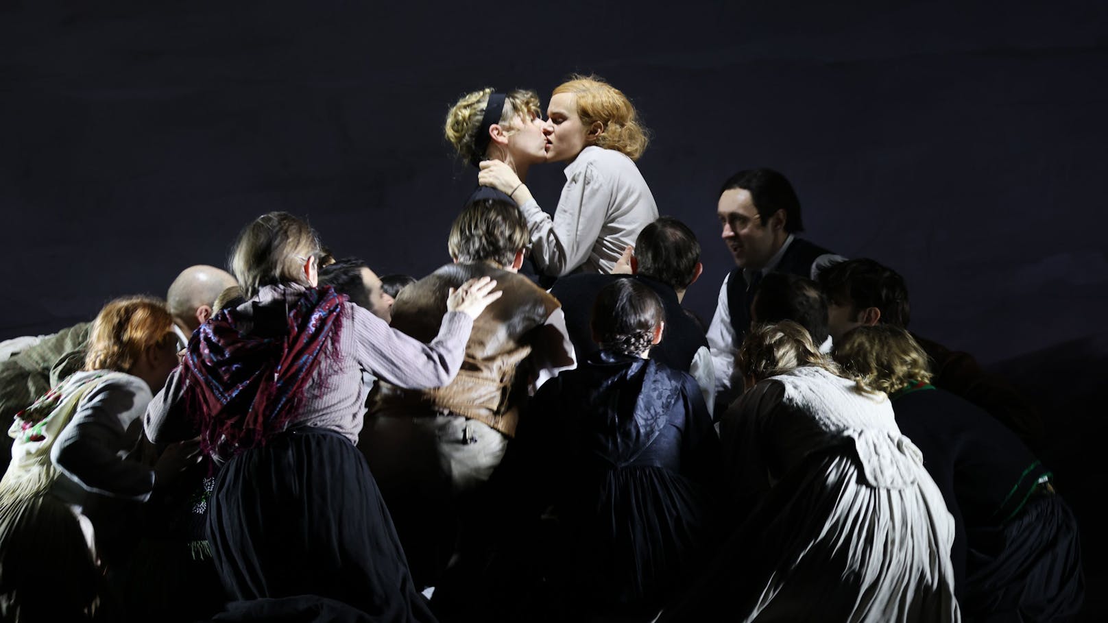 In "Leben und Sterben in Wien" wird auch geliebt: Johanna Mahaffy (Sara) und Katharina Klar (Fanni) 