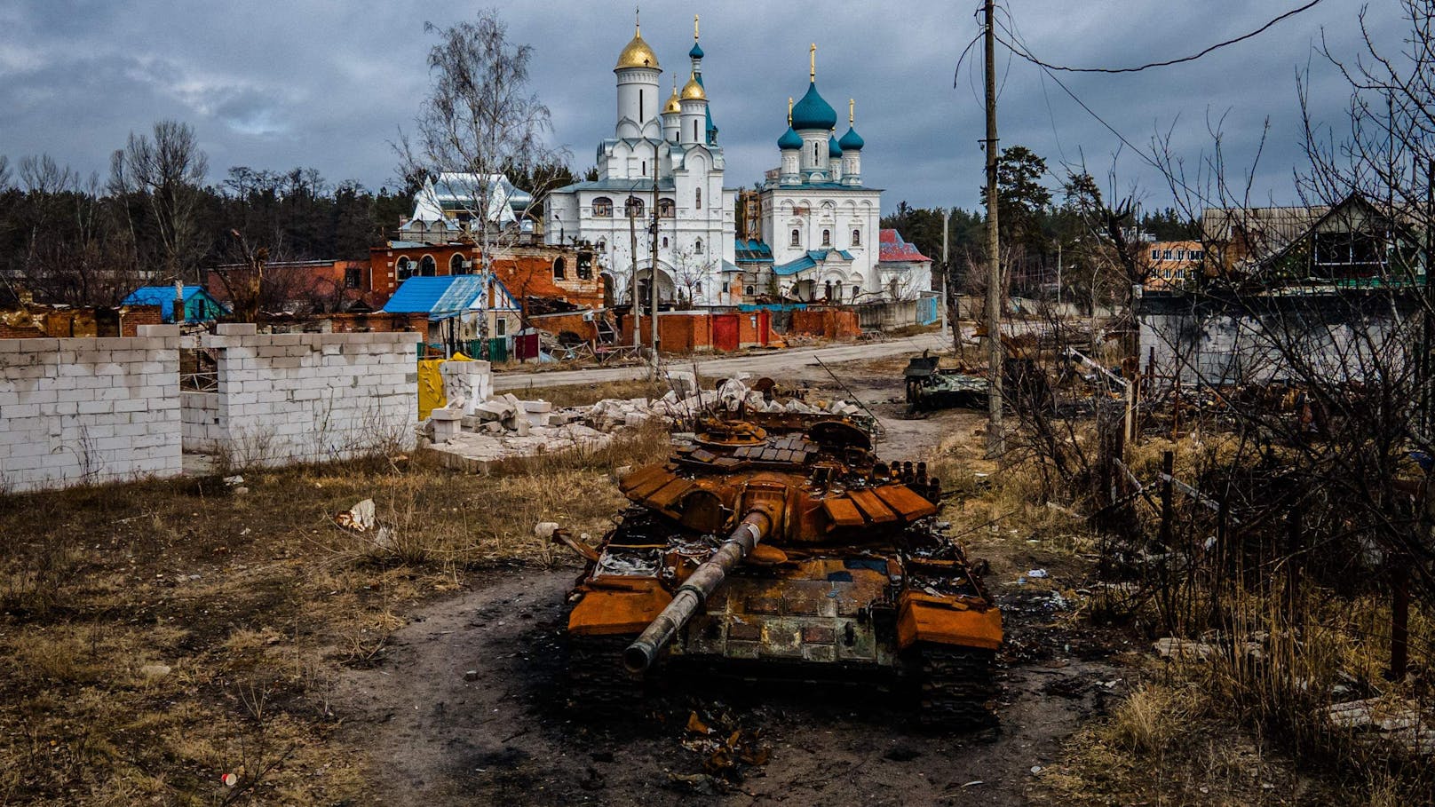 Ein zerstörter russischer T-72 Panzer vor der Kirche von Swjatohirsk in der Oblast Donezk am 1. März 2023.