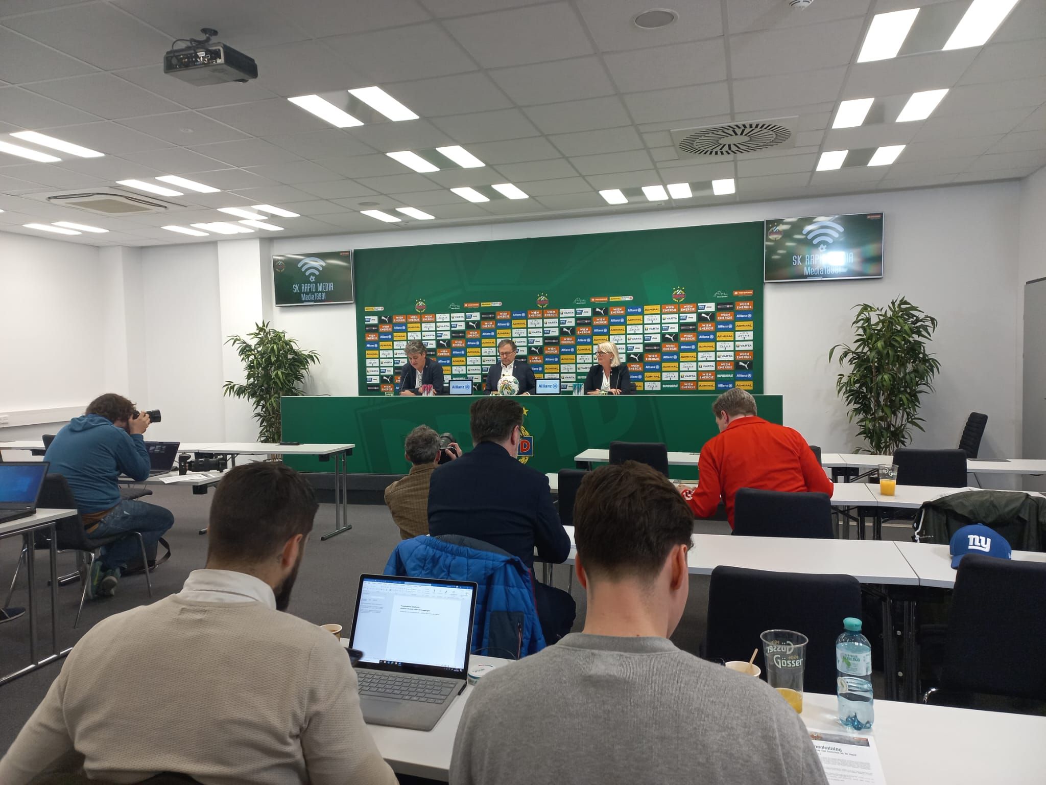 Die Rapid-Bosse bei der Vorstellung des Maßnahmenkatalogs.