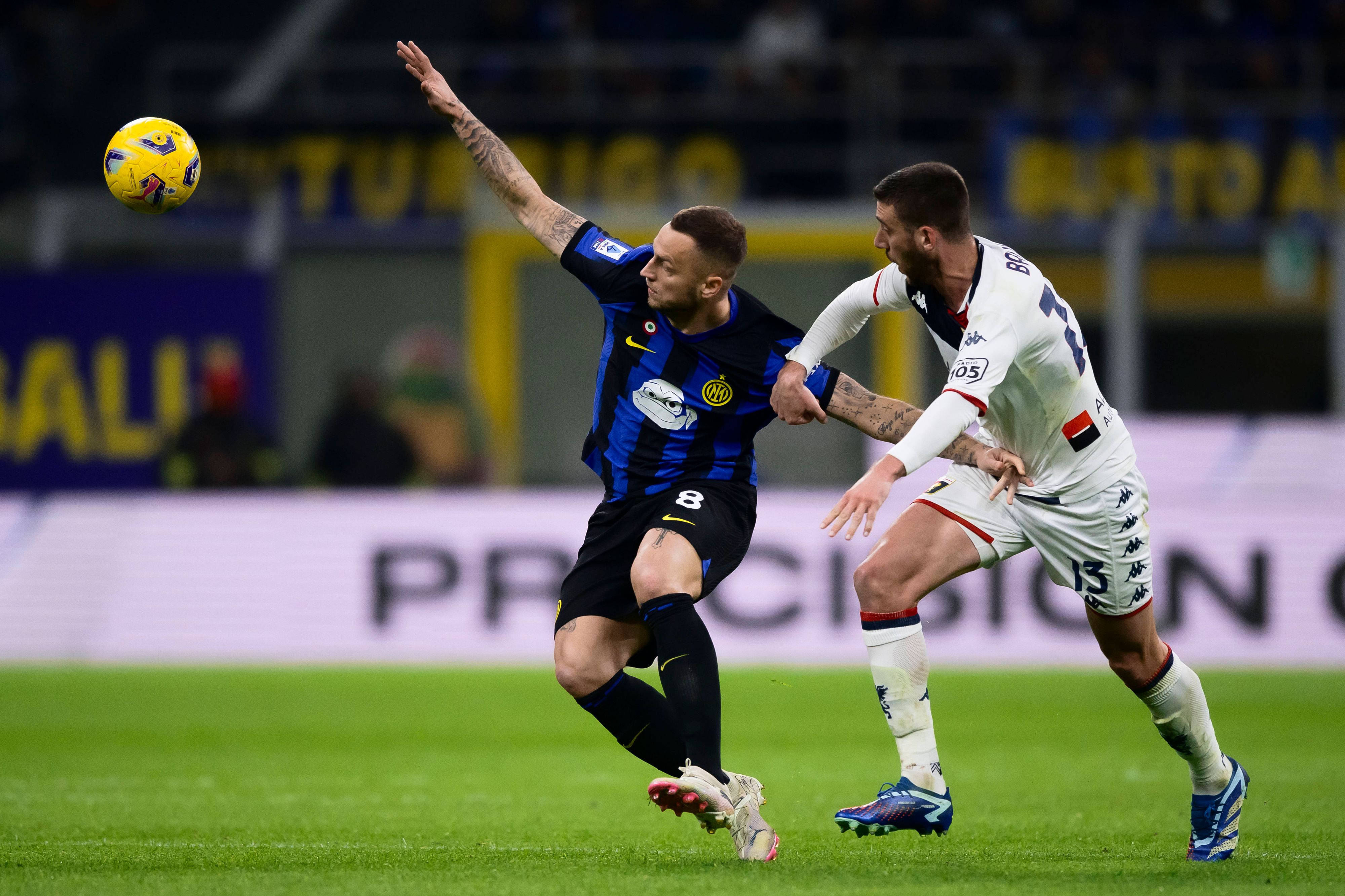 Marko Arnautovic ringt mit Inter Genua nieder.