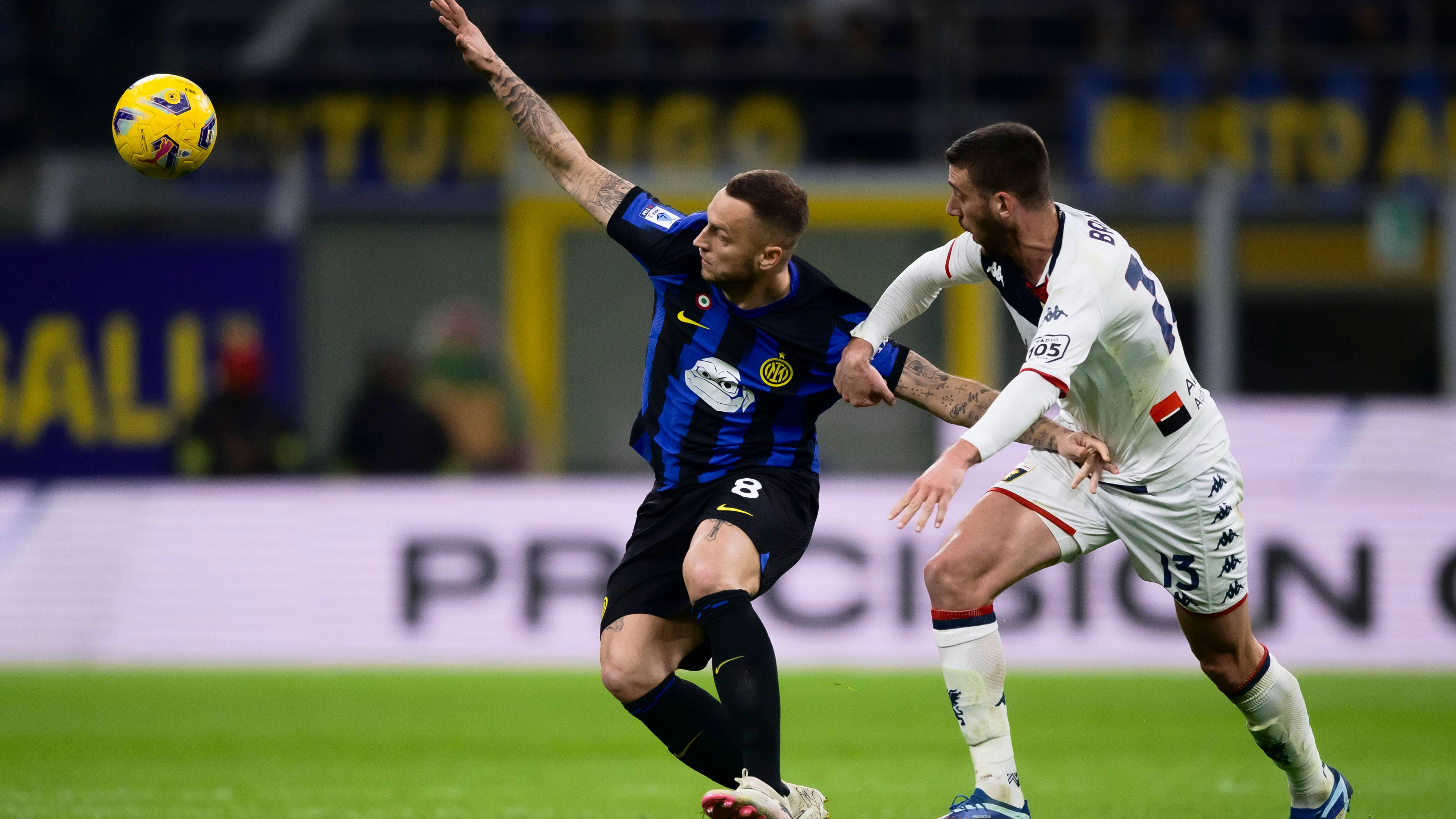 Marko Arnautovic ringt mit Inter Genua nieder.