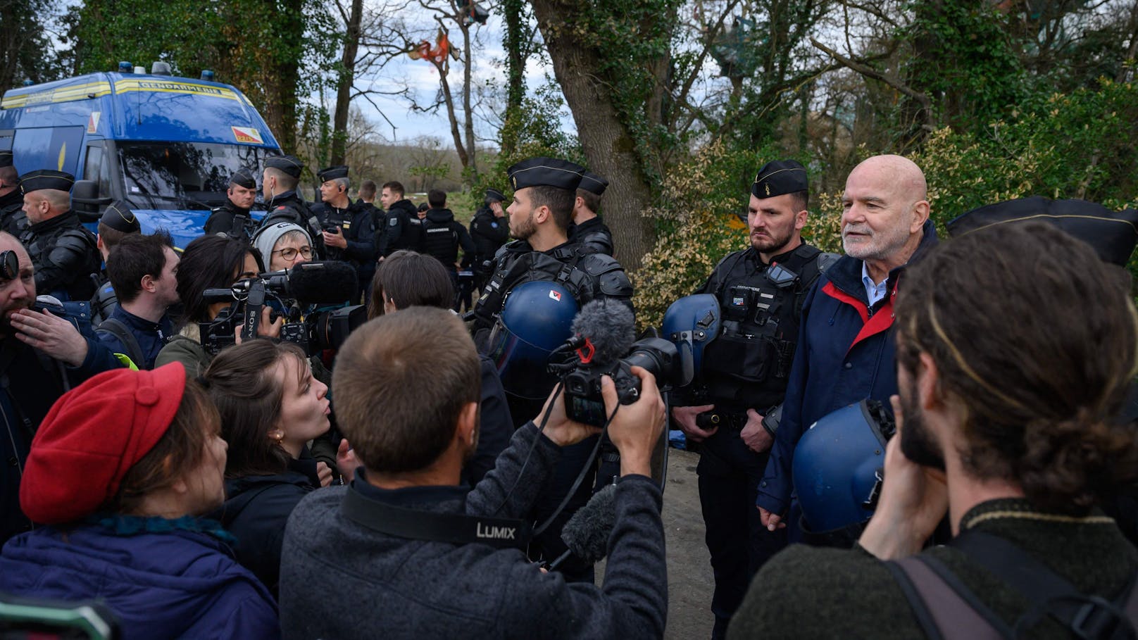 Die letzten drei Bilder zeigen ihn beim <strong>Besuch des "ZAD"-Protestscamps</strong>&nbsp;französischer Umweltschützer gegen den Bau der Autobahn A69 in Saix am 22. Februar 2024.
