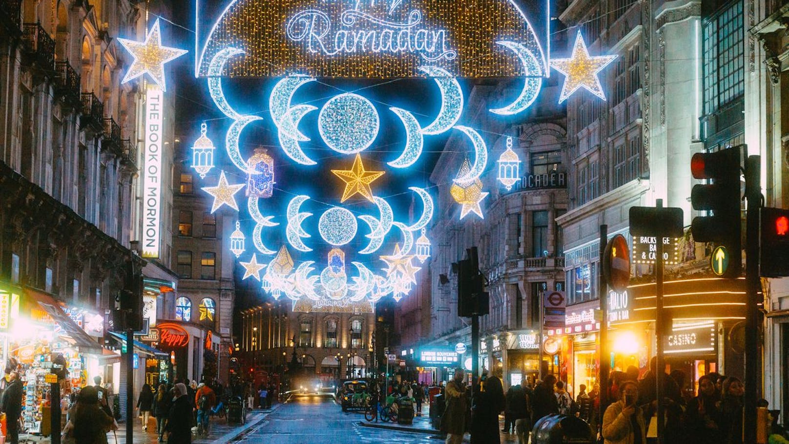 Erste deutsche Stadt hängt Ramadan-Beleuchtung auf