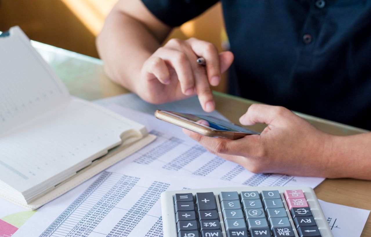 Ab April steigen die Preise bei Handy- und Internettverträgen.