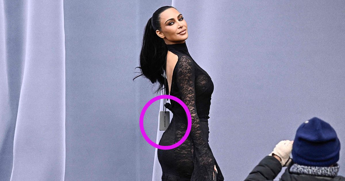 Ist das etwa ein Preisschild an Kim Kardashians Kleid?