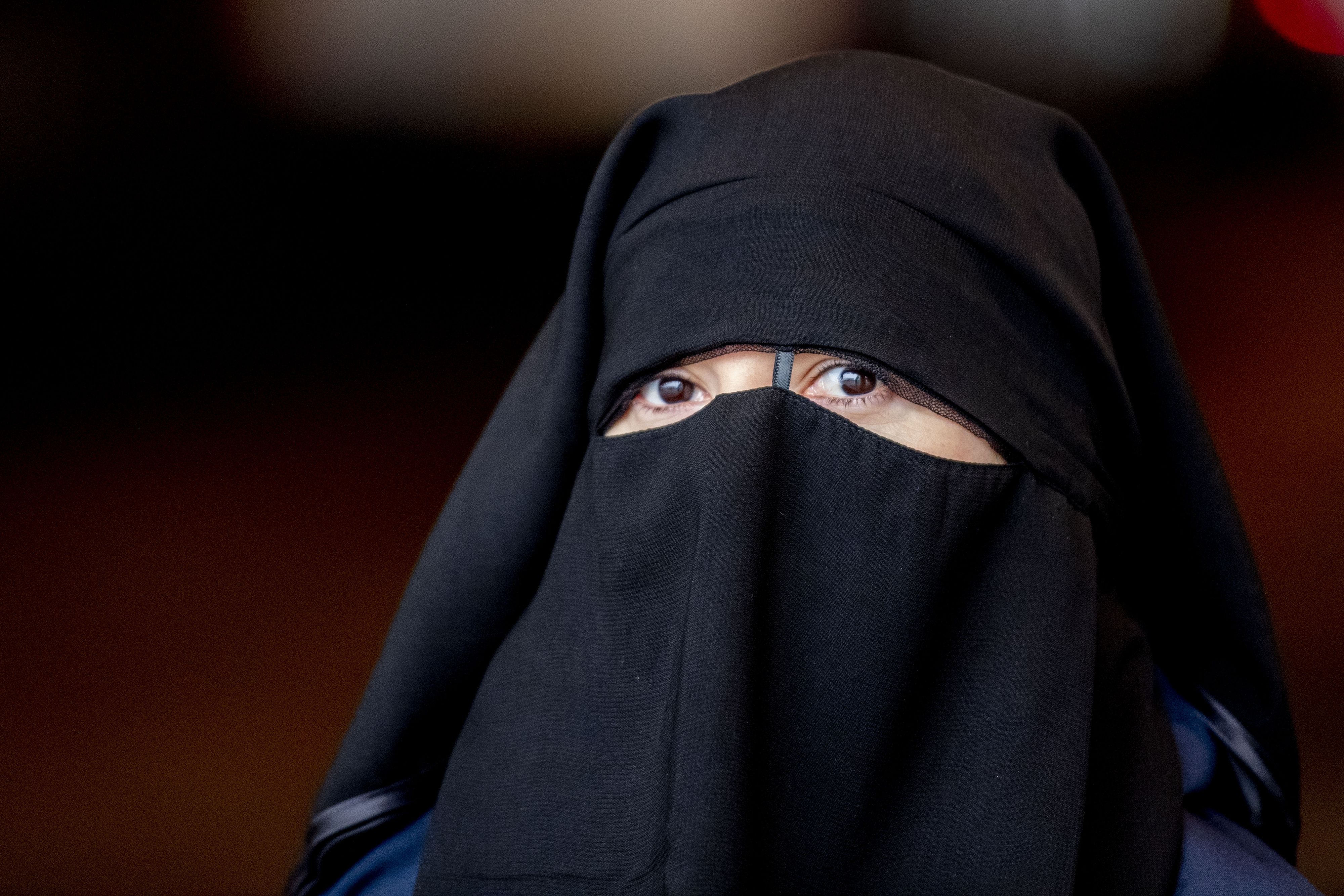 In der italienischen Stadt Pordenone kam Anfang März 2024 ein Mädchen voll verschleiert zur Schule. Der Vorfall wird nun zum Politikum. (Symbolbild: Eine muslimische Frau trägt einen Nikab.)