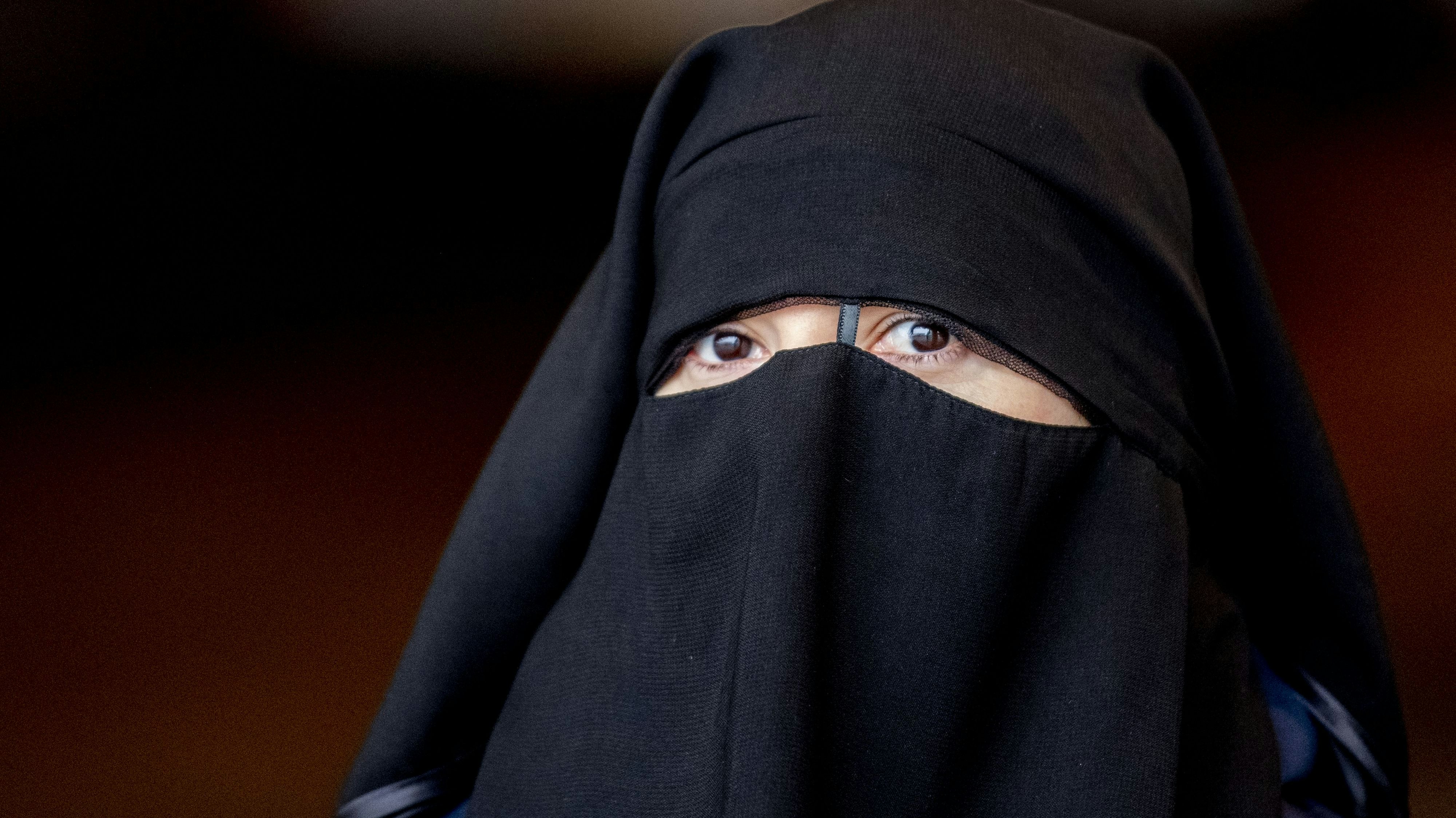 In der italienischen Stadt Pordenone kam Anfang März 2024 ein Mädchen voll verschleiert zur Schule. Der Vorfall wird nun zum Politikum. (Symbolbild: Eine muslimische Frau trägt einen Nikab.)