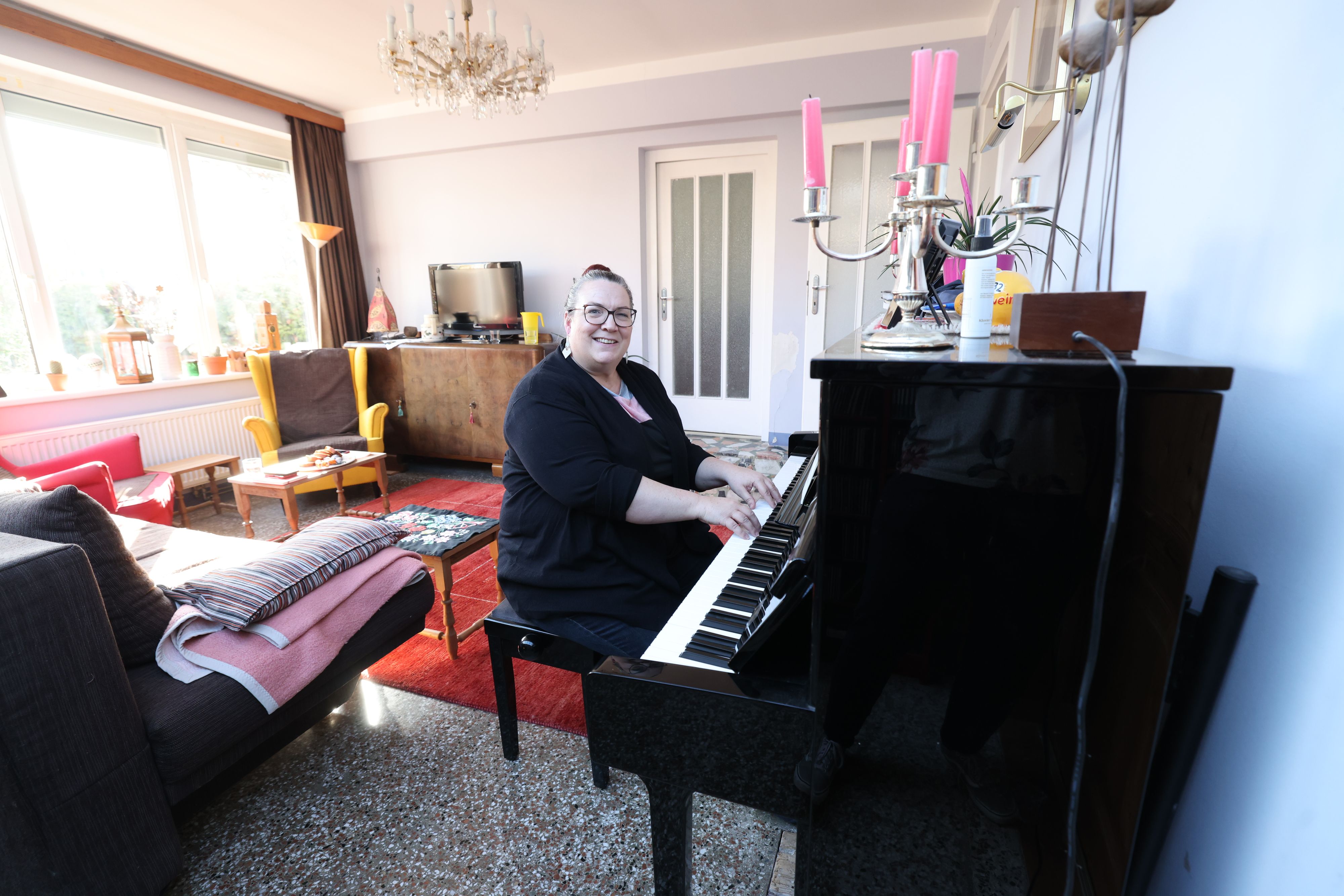 Eva H. spielt seit Jahren selbst Klavier. Seit einem halben Jahr gibt sie ehrenamtlich Klavierunterricht.