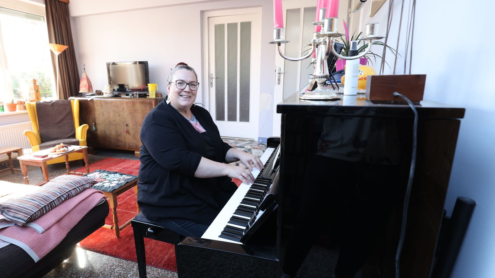 Pflege-Mama gibt in rarer Freizeit Klavier-Unterricht