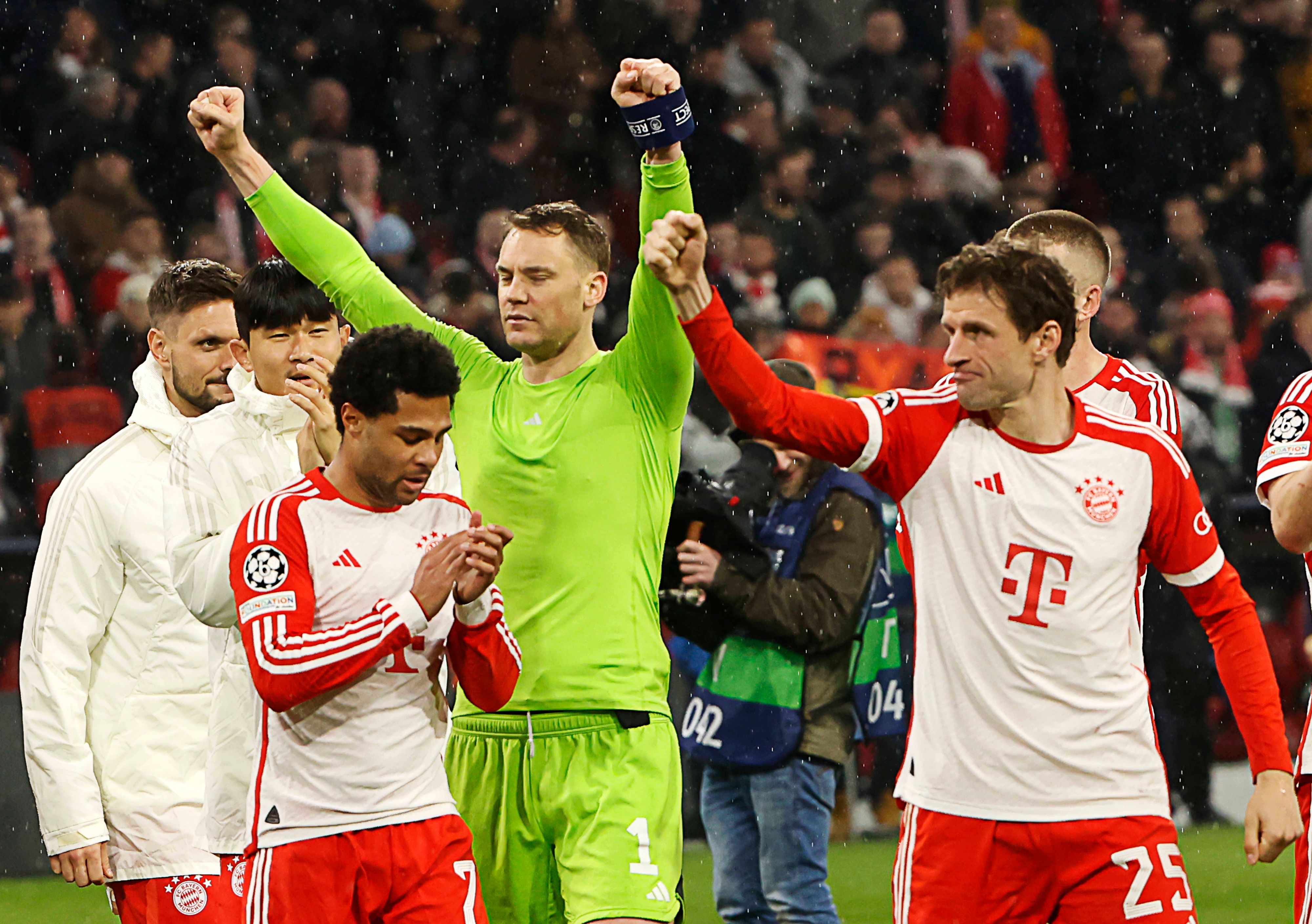 Nach dem 3:0-Sieg gegen Lazio ließen sich die Bayern-Spieler feiern.