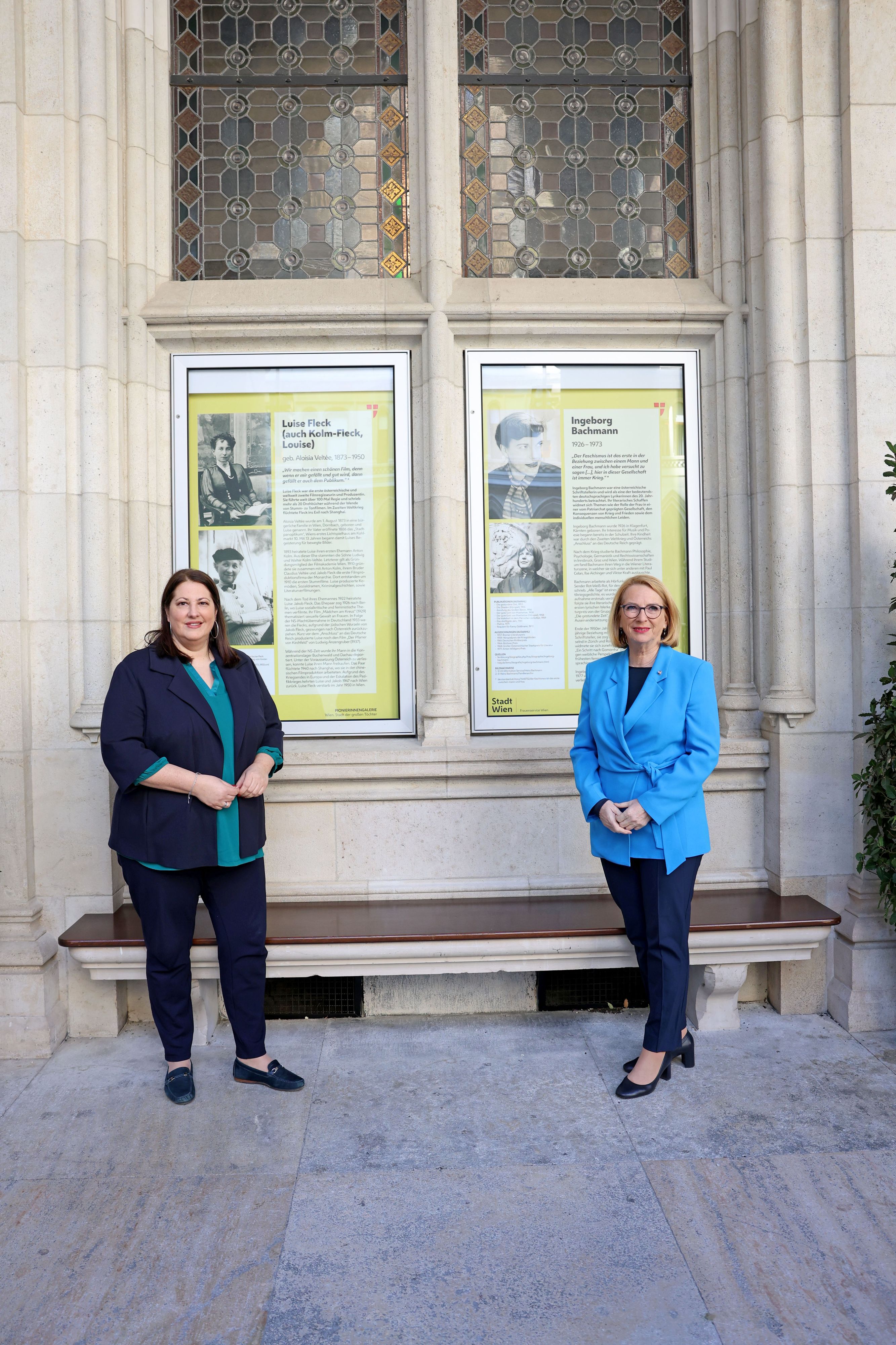 Enthüllung der beiden neuen Pionierinnen, Luise Fleck und Ingeborg Bachmann, durch Vizebürgermeisterin Kathrin Gaál (SPÖ) und Nationalratspräsidentin&nbsp;Doris Bures in der Pionierinnen-Galerie am Rathaus