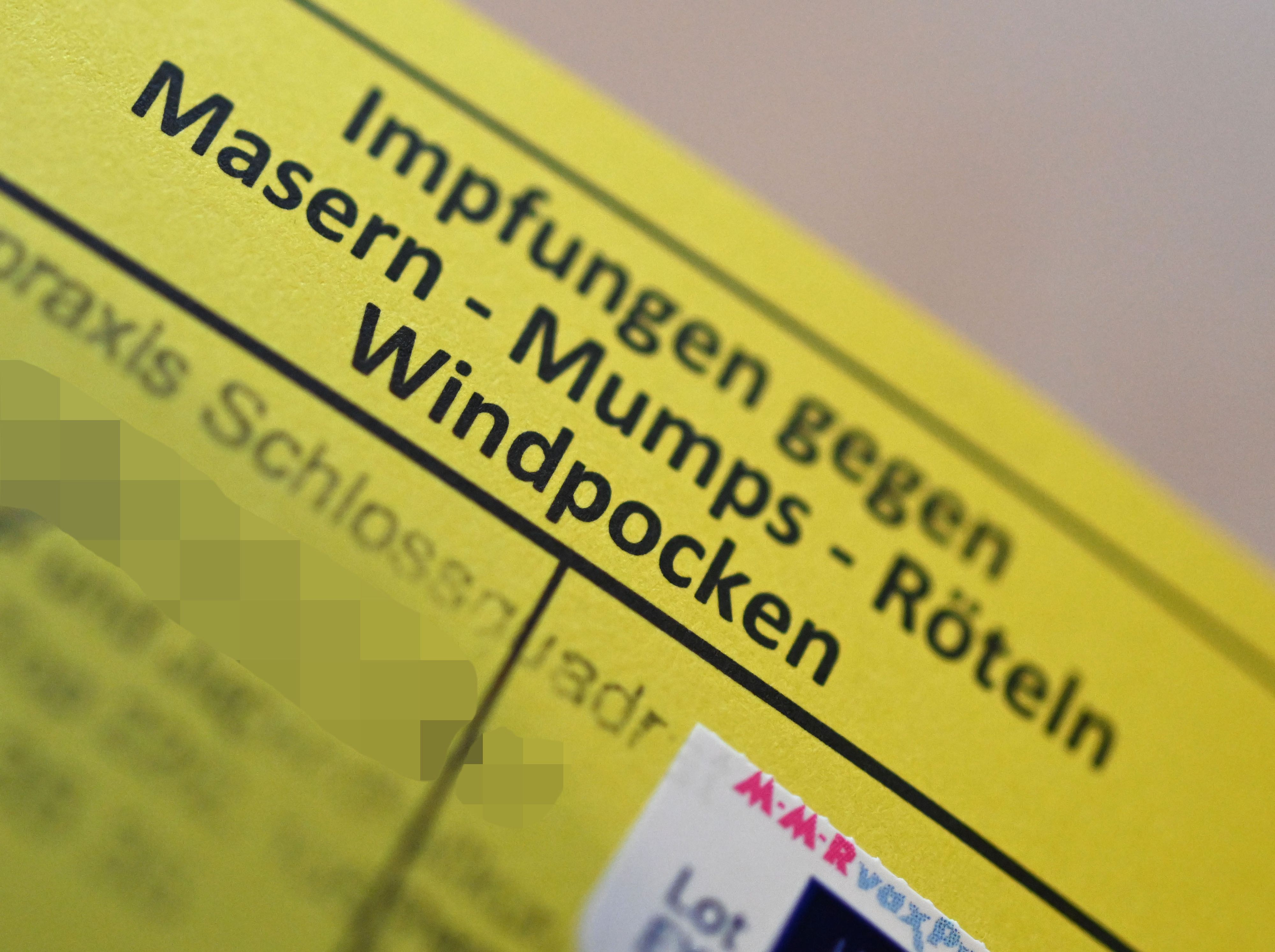 Wer in Österreich nicht gegen Masern geimpft ist, darf nach Kontakt mit einer infizierten Person von Gemeinschaftseinrichtungen ausgeschlossen werden.
