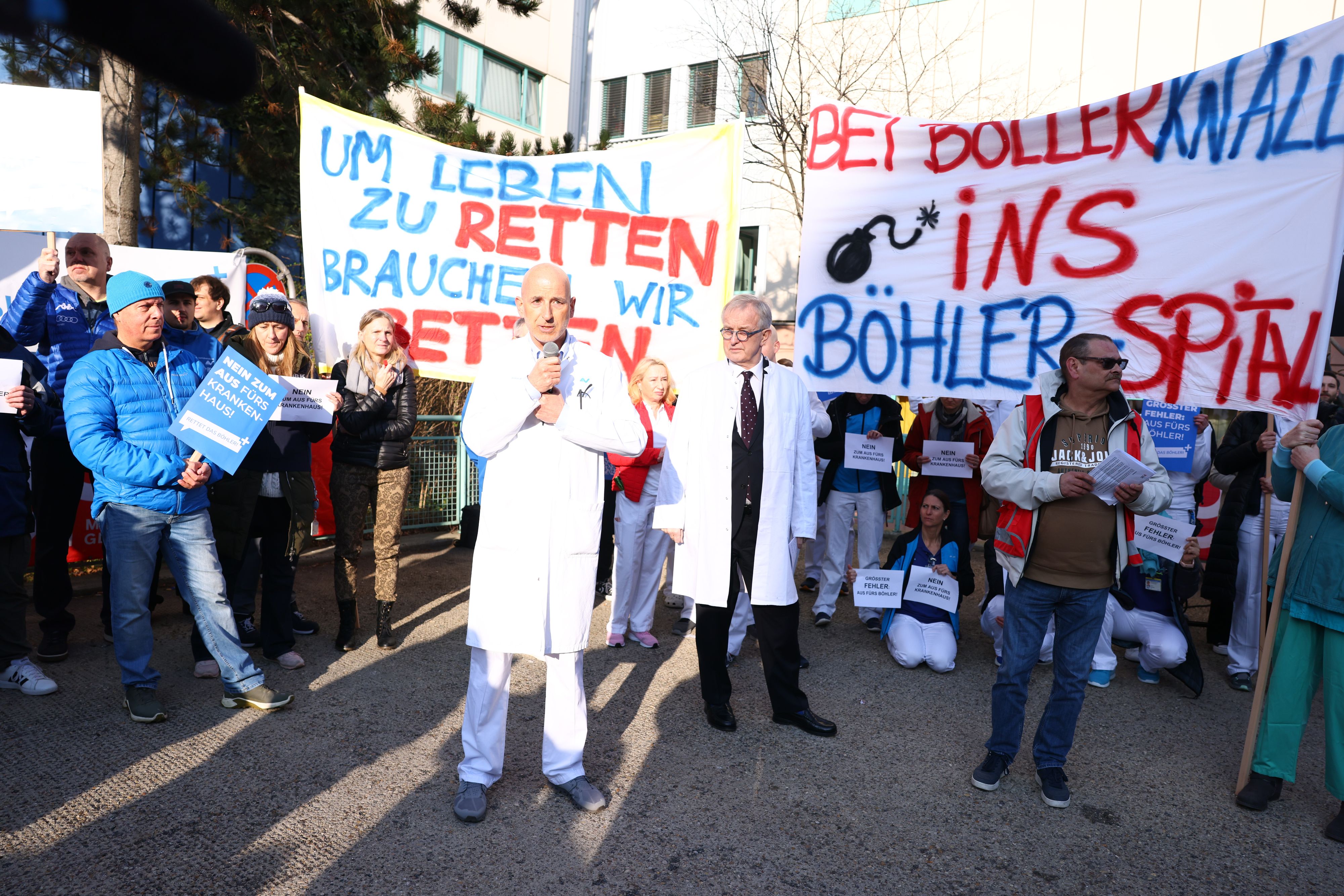 Böhler-Personal versammelt sich am frühen Mittwoch vor dem Spital.