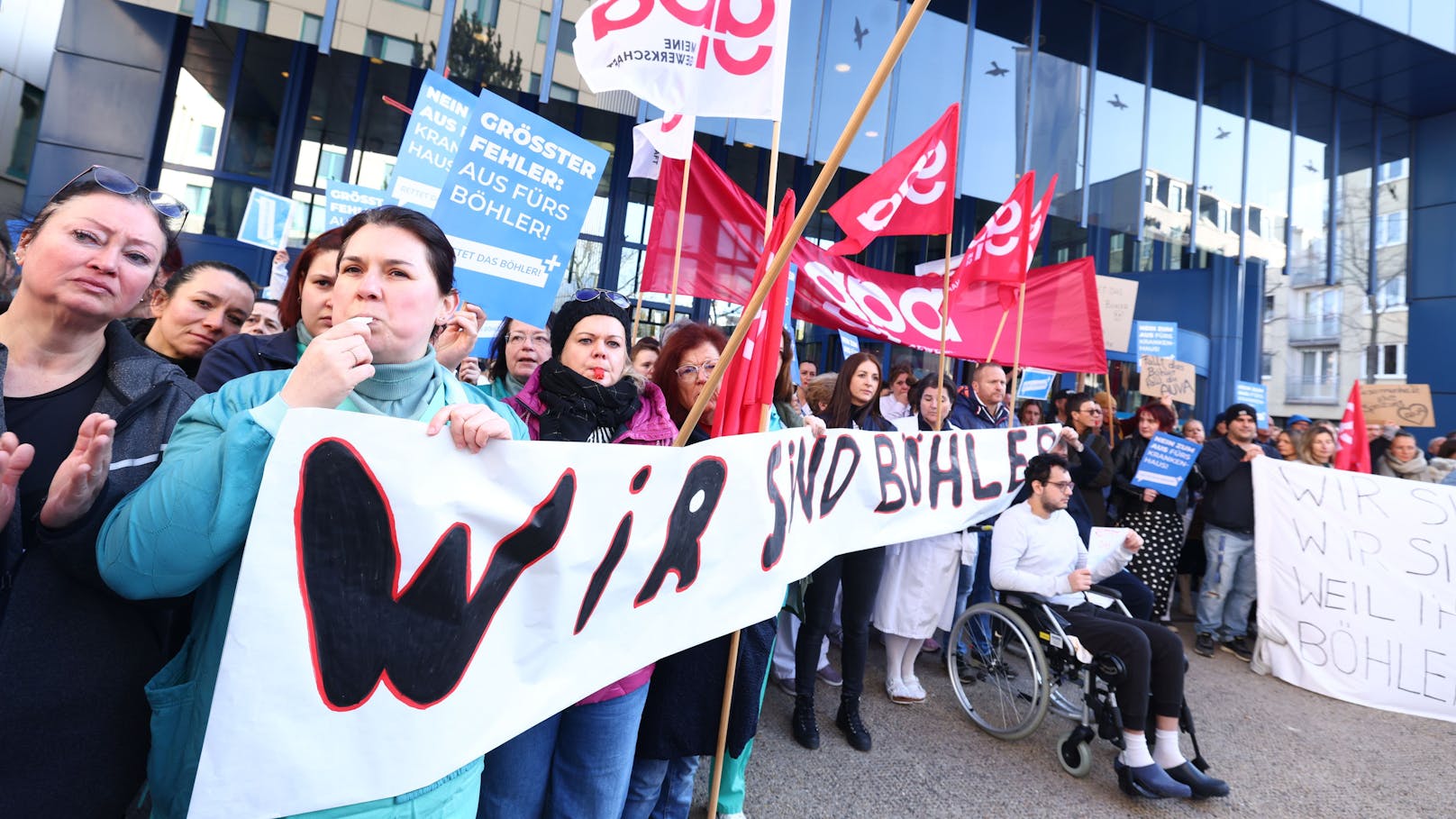 Riesen-Protest des Böhler-Personals vor Spital.