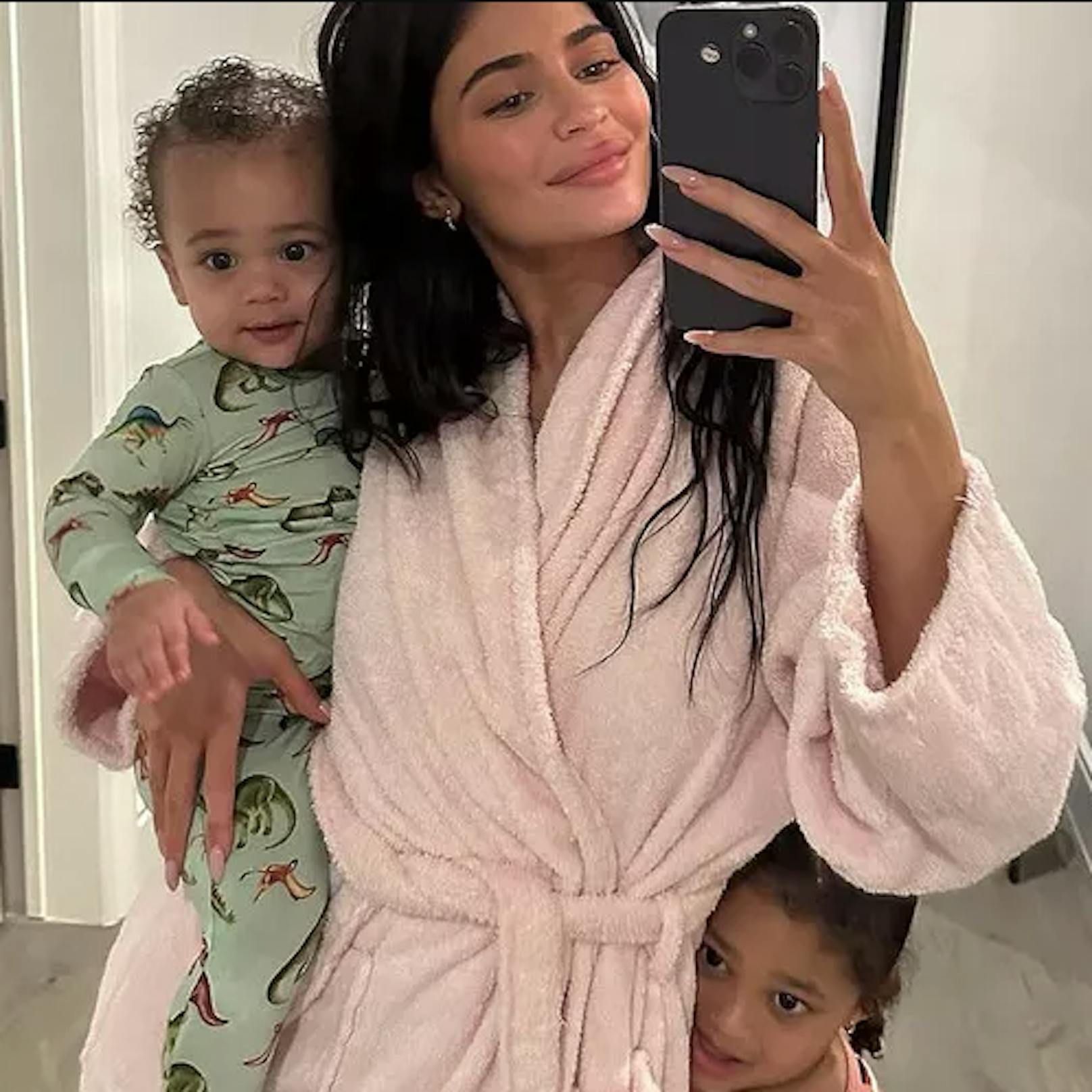 Kylie Jenners Reise durch die Mutterschaft von Tochter Stormi und Sohn Aire wird von Millionen von Menschen auf Social Media verfolgt. Dort zeigt sie immer wieder Einblicke in ihren Alltag.
