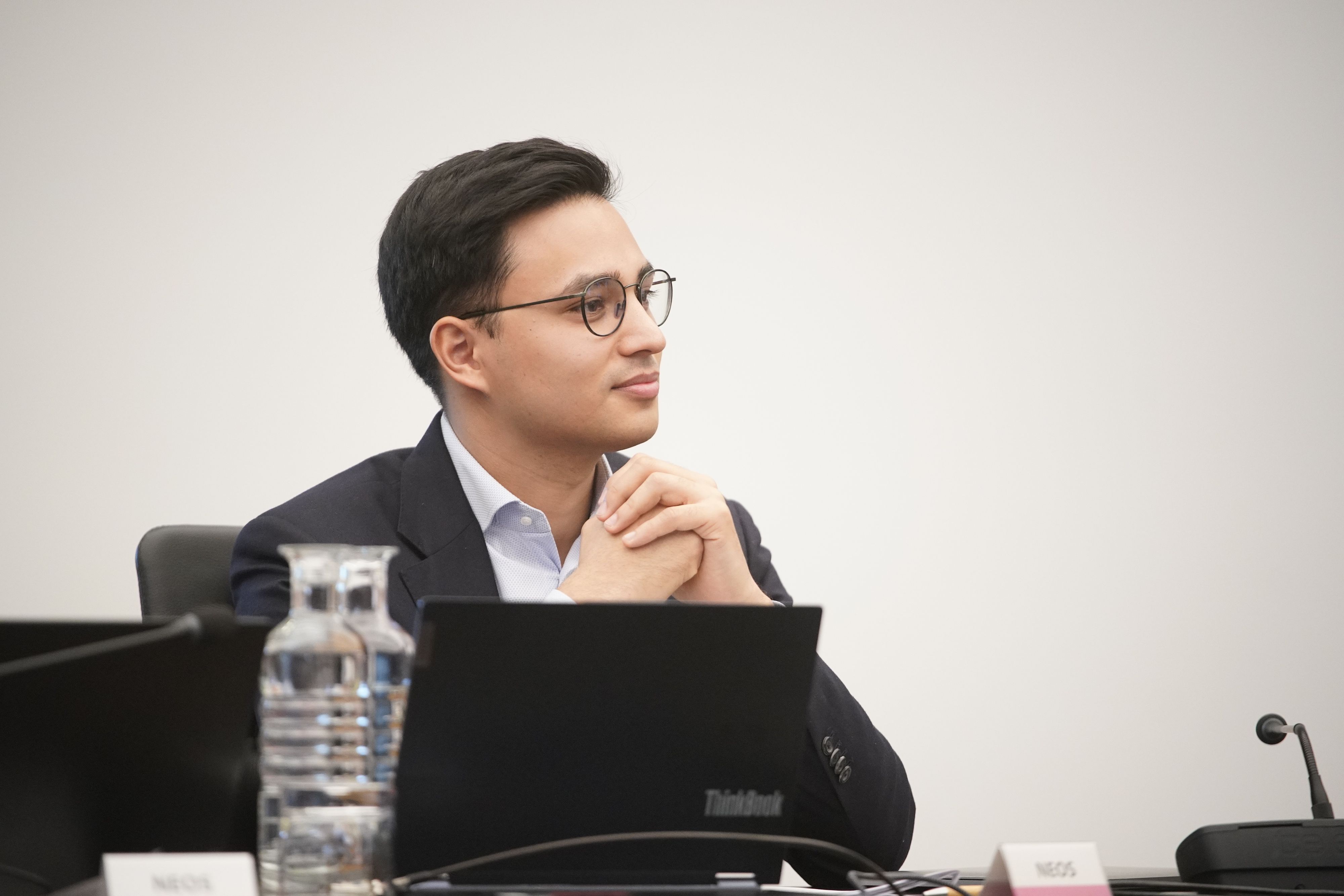 Auf X schreibt der NEOS-Fraktionsführer im U-Ausschuss: 