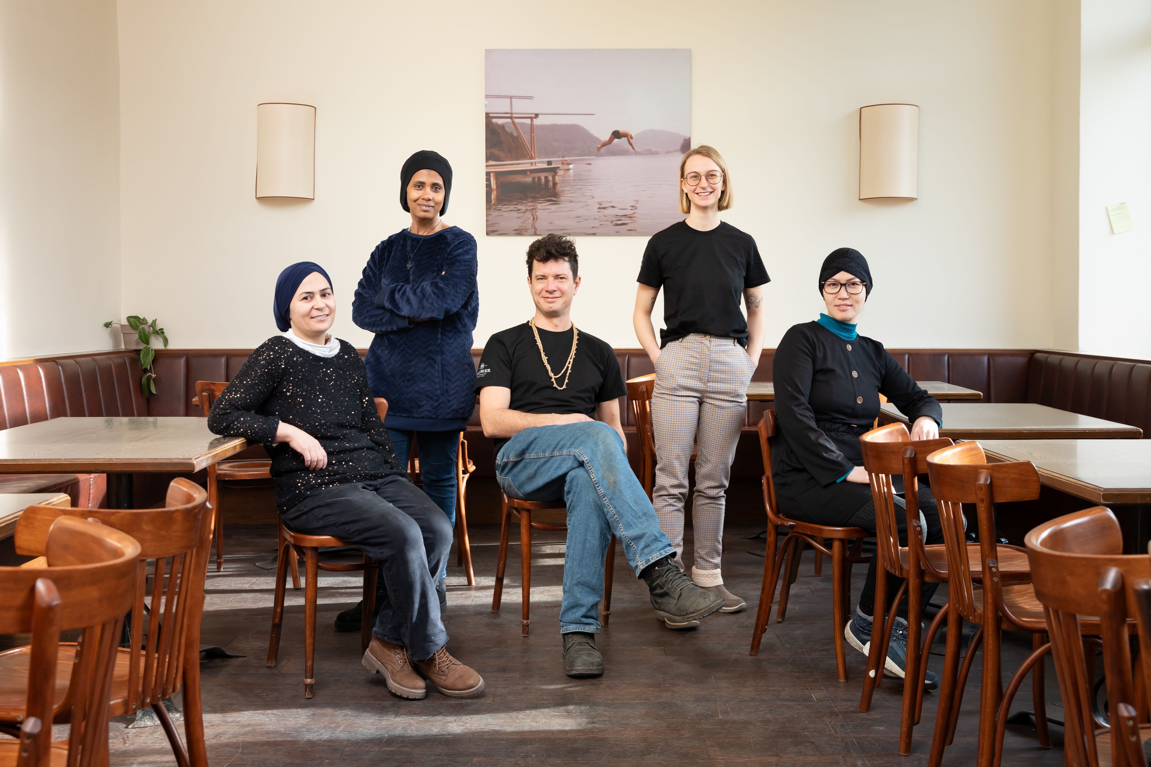 Das Team von Speisen ohne Grenzen: Die Köchinnen Fatima, Abeba und Masumeh mit Geschäftsführer Gabriel (3. v.l.) und Restaurantleiterin Franziska (4. v.l.)