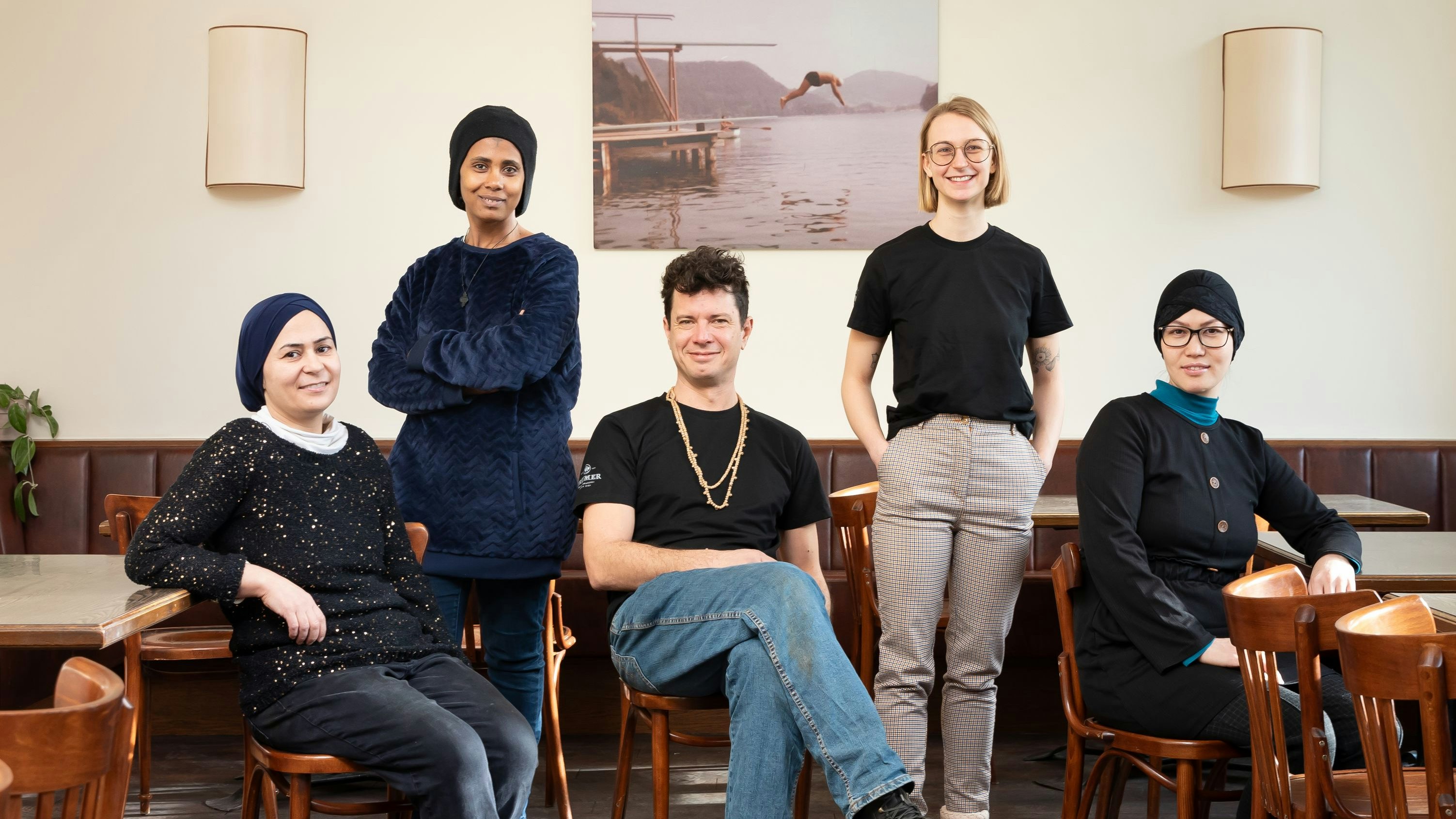 Das Team von Speisen ohne Grenzen: Die Köchinnen Fatima, Abeba und Masumeh mit Geschäftsführer Gabriel (3. v.l.) und Restaurantleiterin Franziska (4. v.l.)