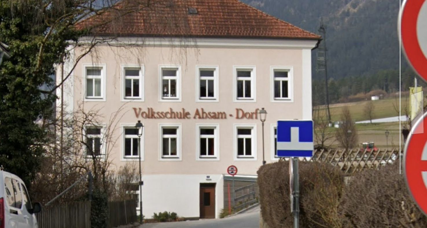 In der Nähe der Volkschule Absam sollen zwei unbekannte Männer einen achtjährigen beobachtet und eventuell sogar fotografiert haben. 