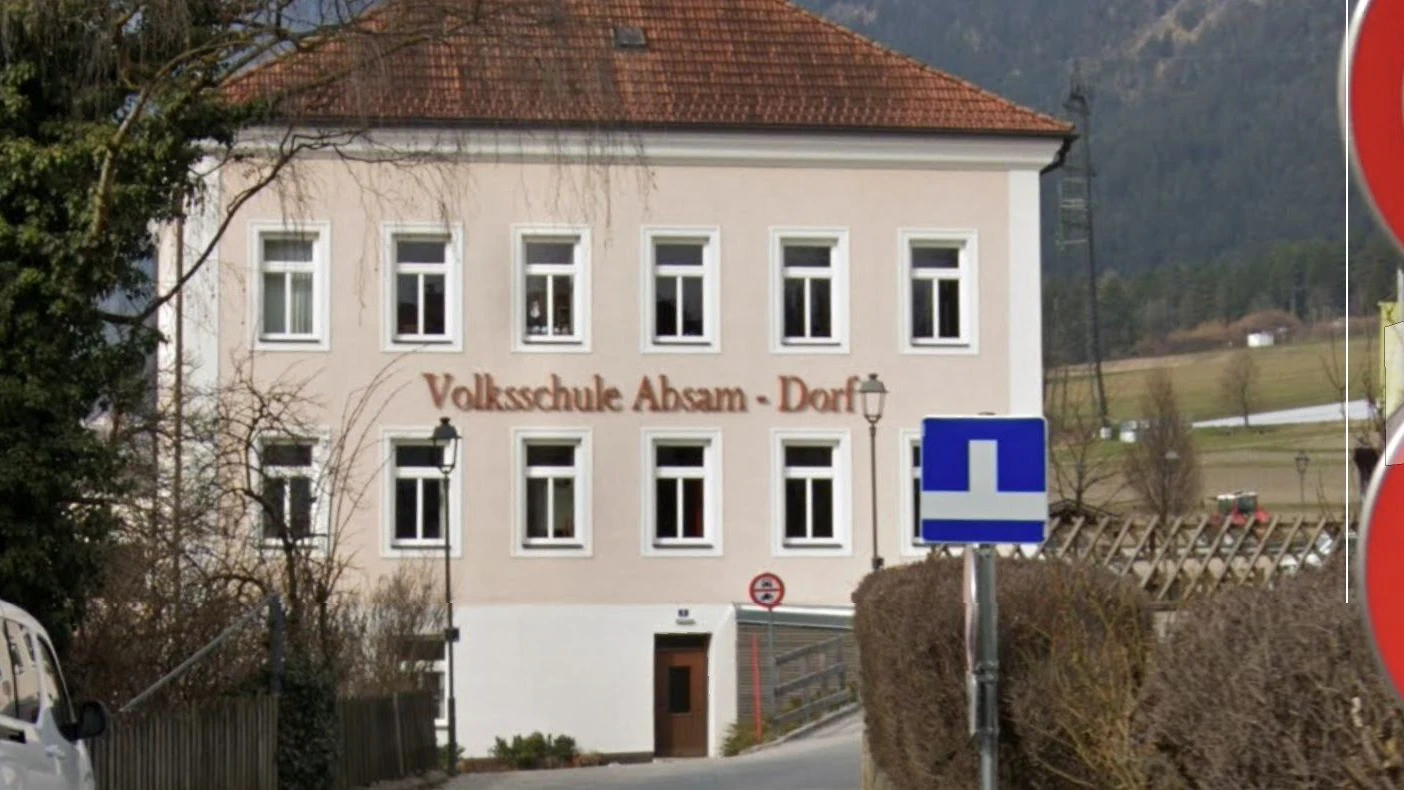 In der Nähe der Volkschule Absam sollen zwei unbekannte Männer einen achtjährigen beobachtet und eventuell sogar fotografiert haben. 