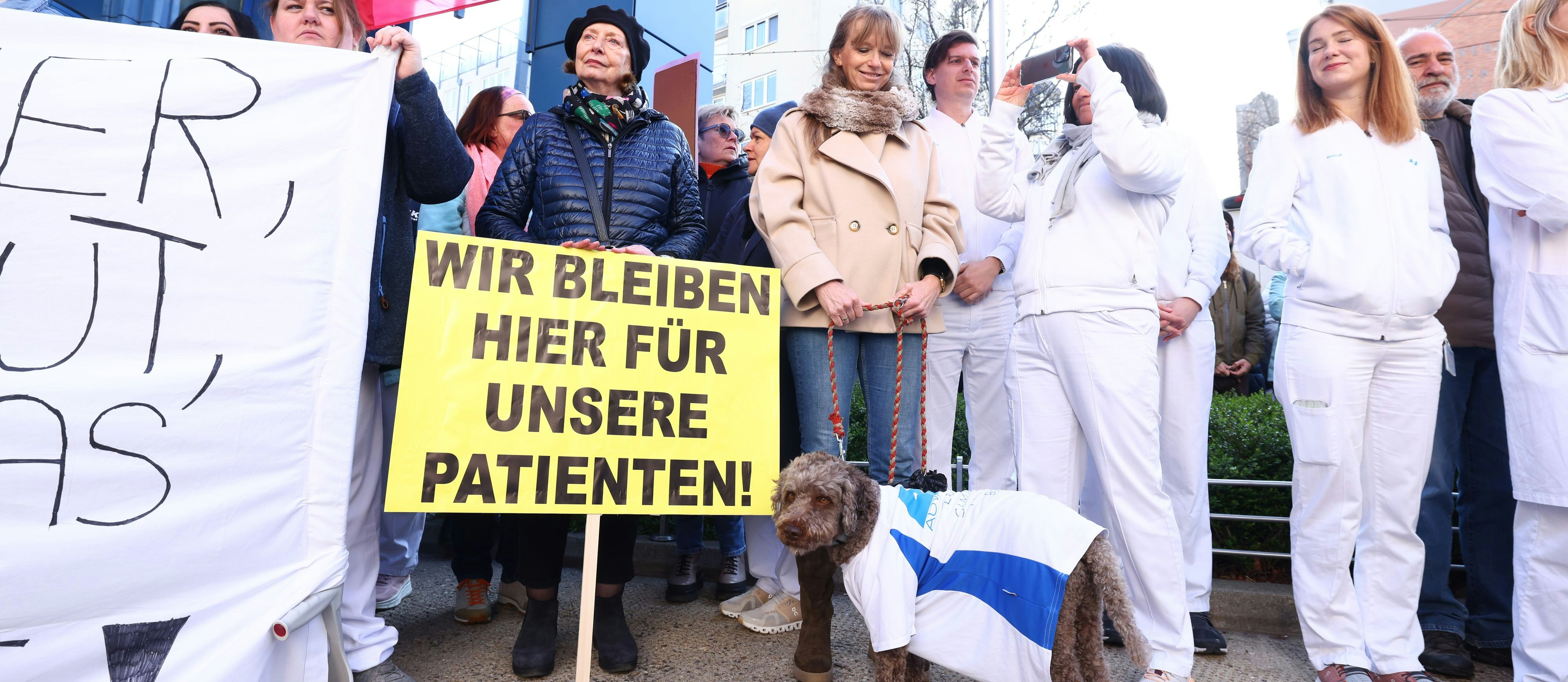 Protestaktion von Mensch und Tier gegen die Schließung des Wiener Lorenz Böhler Krankenhauses am 6. März 2024