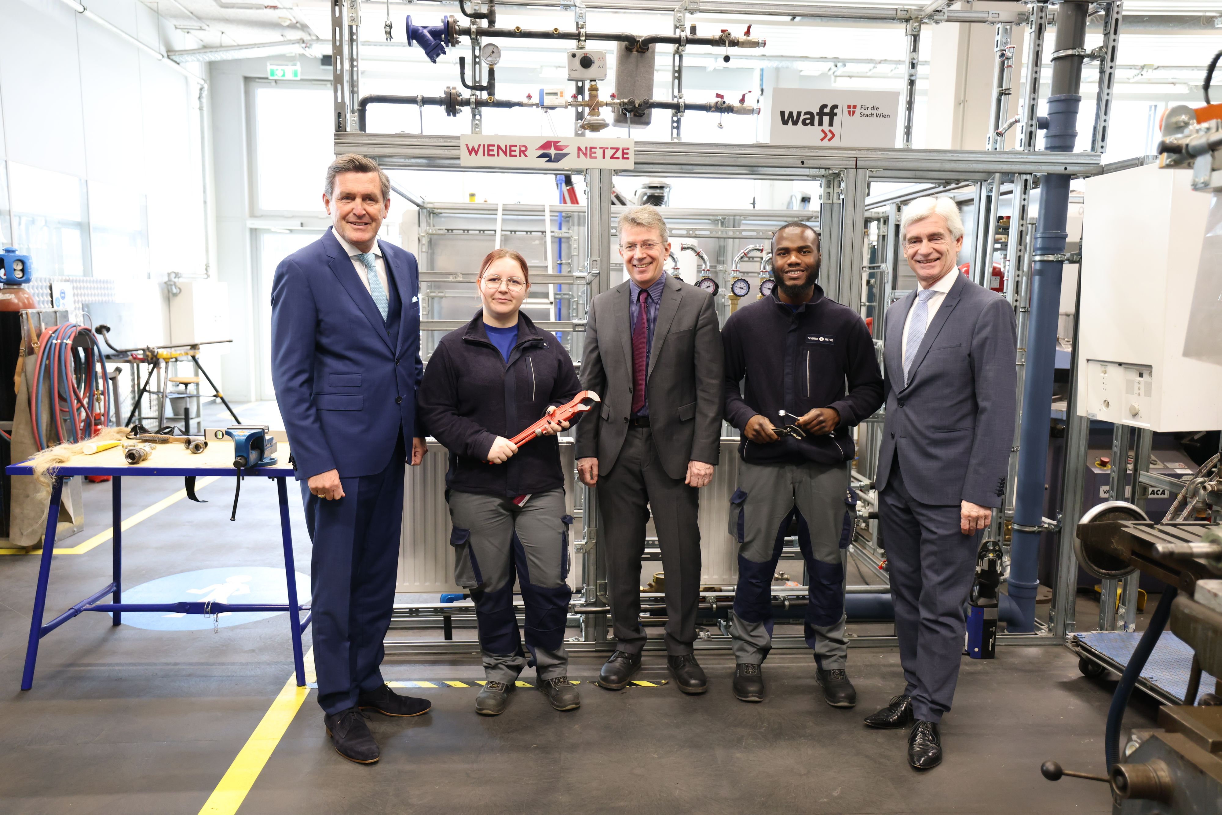 Wirtschaftsstadtrat Peter Hanke (SPÖ), Alexander Juen, stellvertretender Geschäftsführer des waff, Wiener Netze-Geschäftsführer Thomas Maderbacher und Auszubildende bei den Wiener Netzen