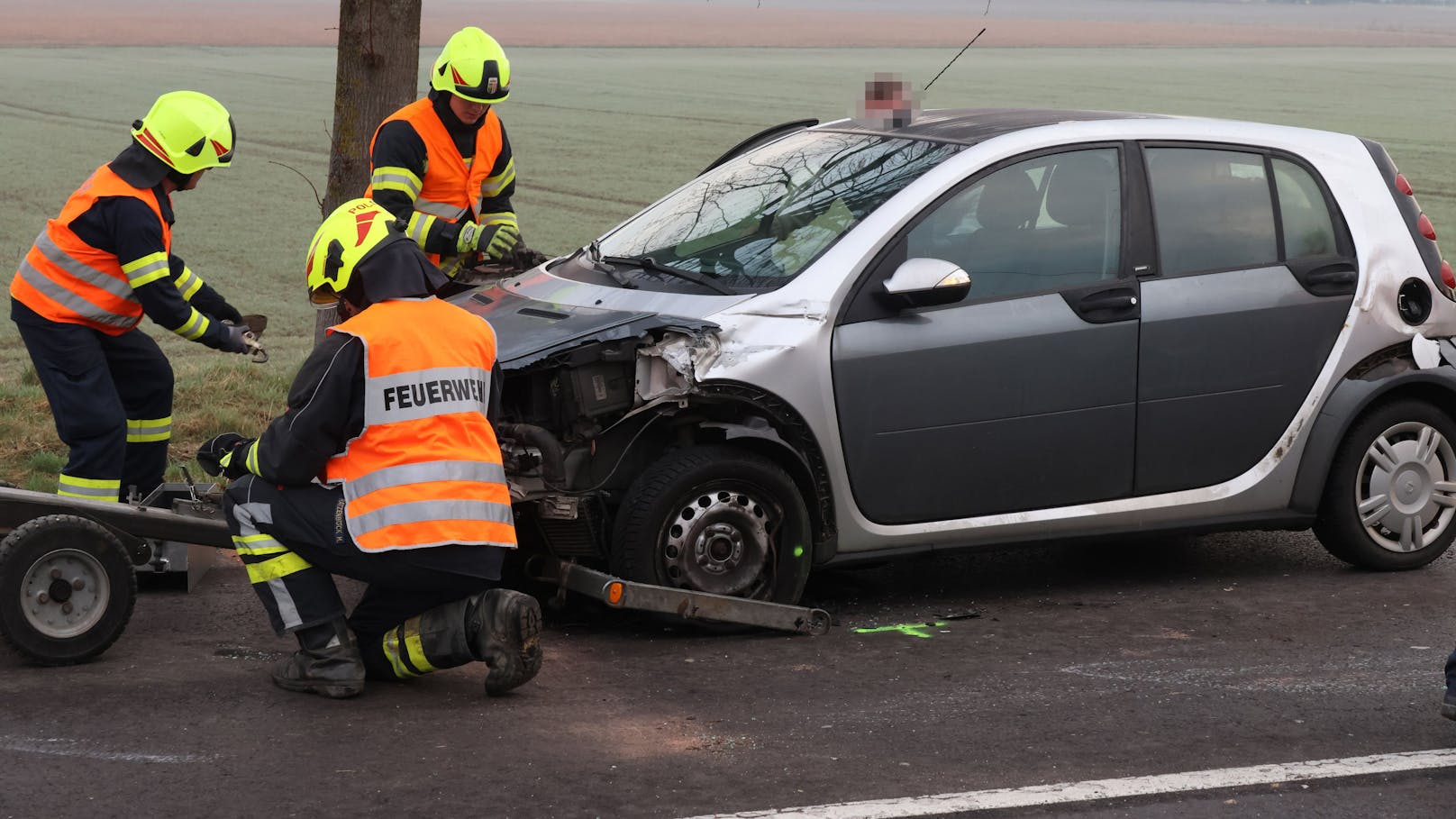 Auch das andere beteiligte Fahrzeug, ein Smart, musste fortgeschafft werden.