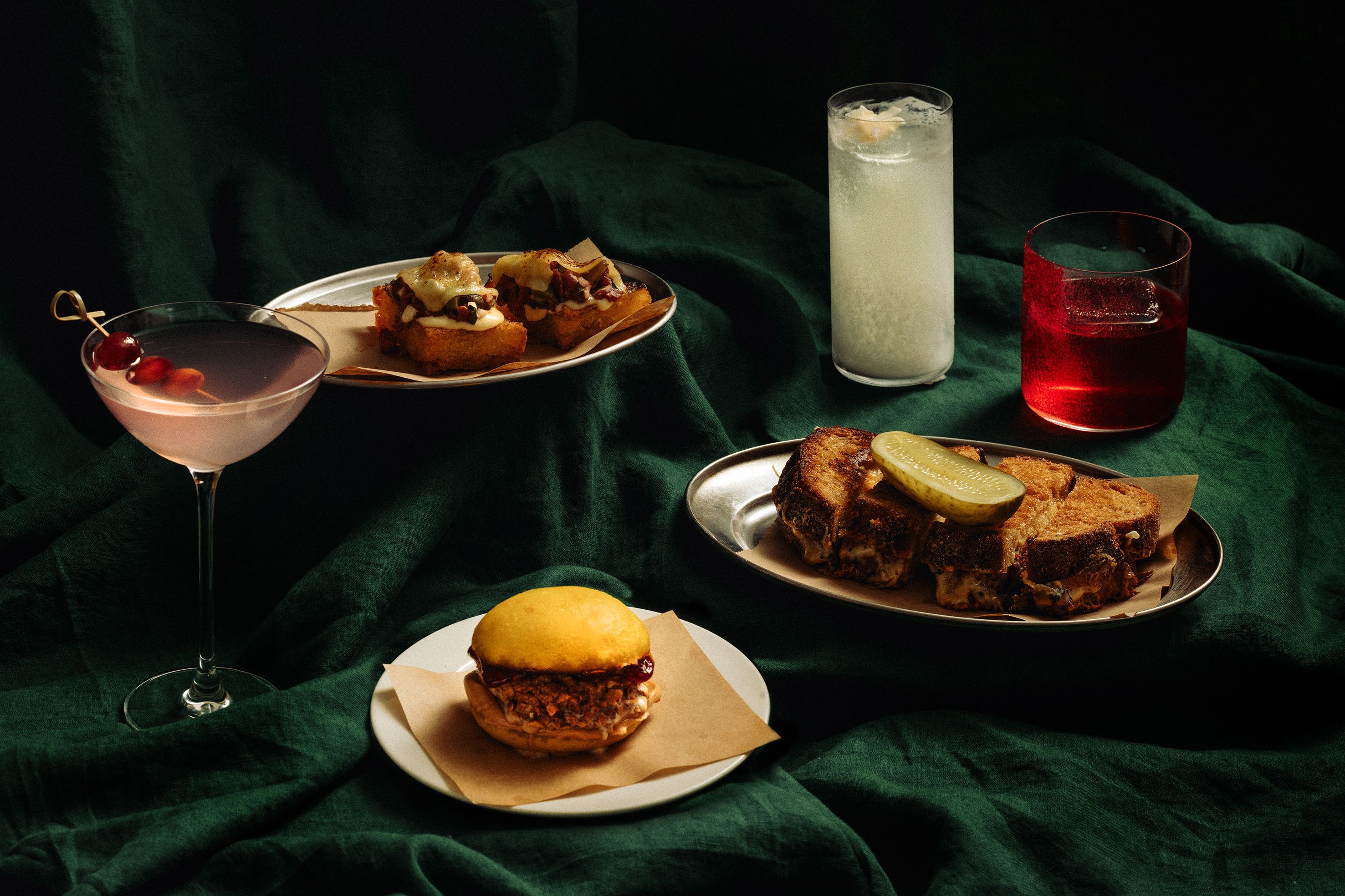 Klassischen, aber außergewöhnlichen Cocktails und entsprechende Snacks lassen eine alte Ära wieder aufleben.