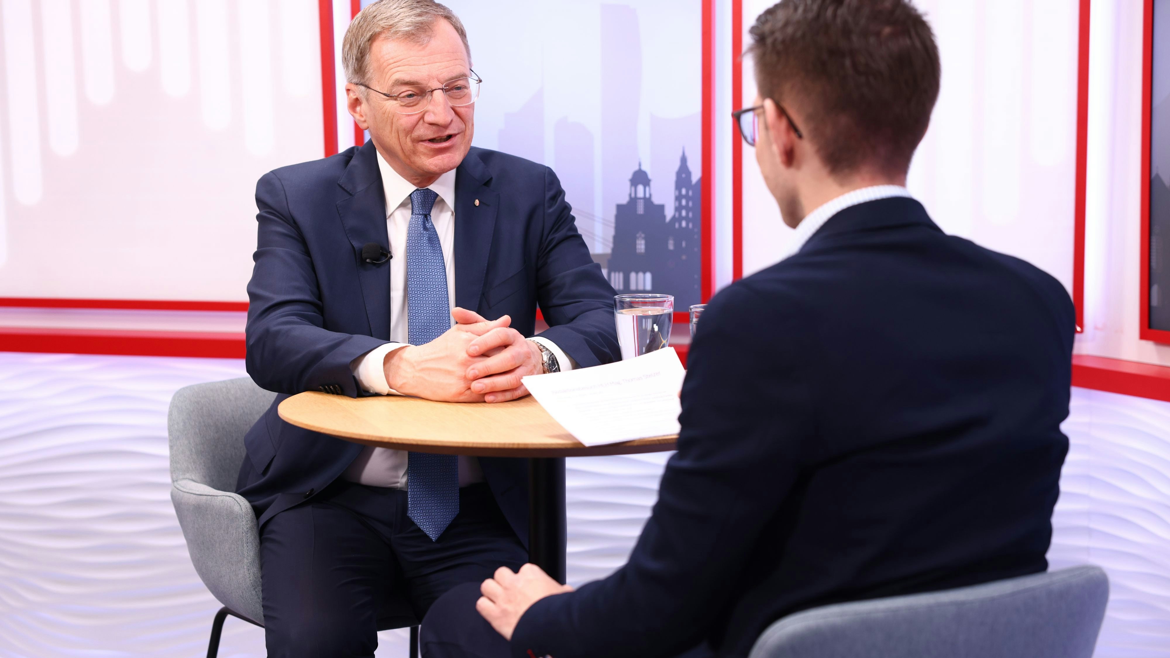 Landeshauptmann Thomas Stelzer im Interview mit <em>"Heute"-</em>Chefredakteur Clemens Oistric