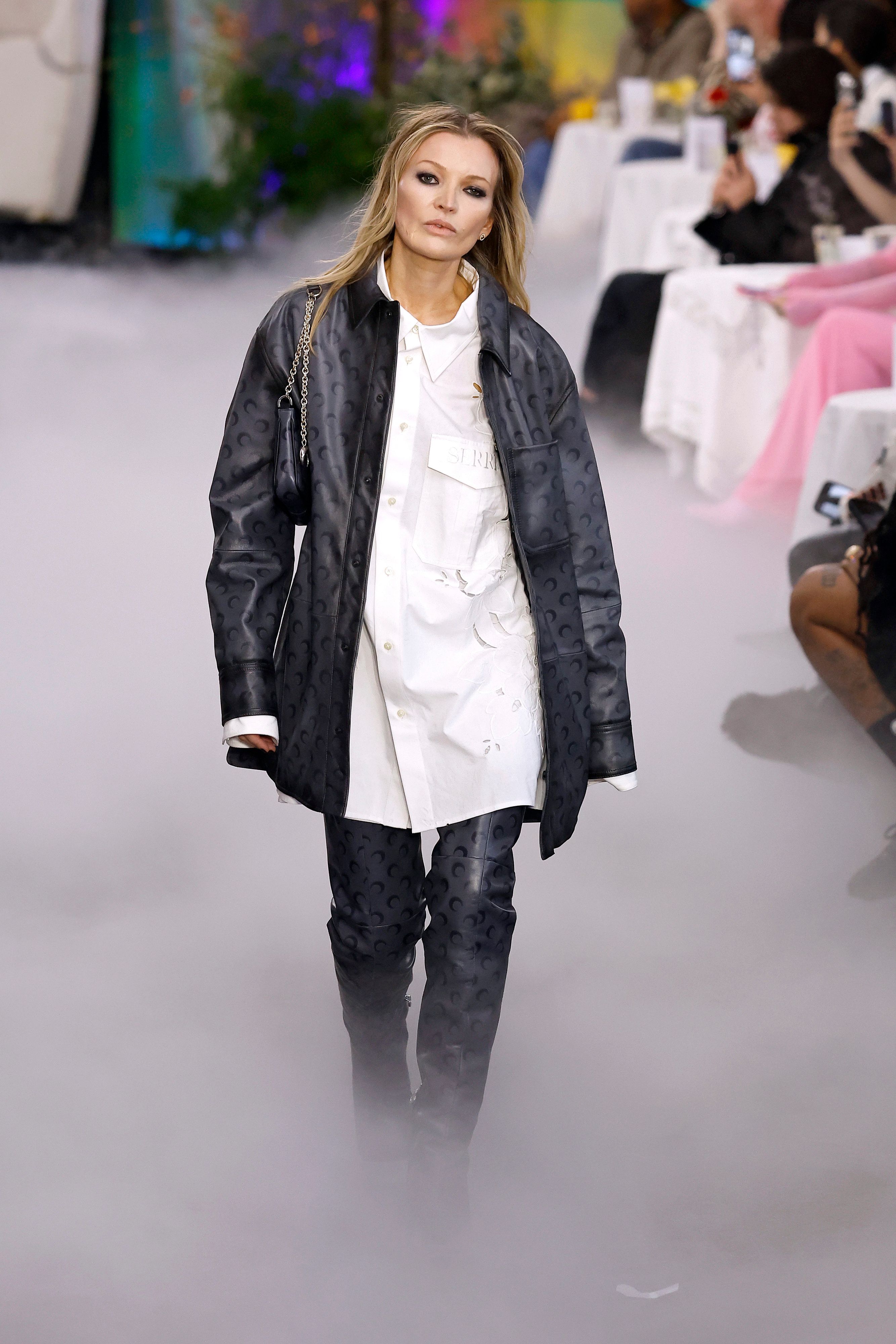 Auch, wenn so aussehen mag, hier schwebt nicht Kate Moss über den Laufsteg.