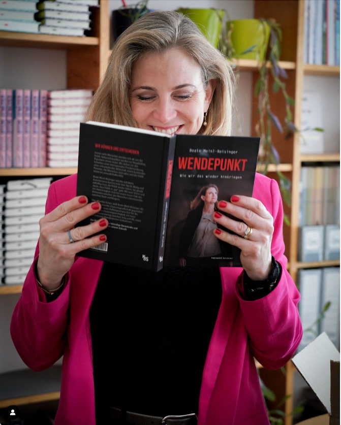 Neos-Chefin Beate Meinl-Reisinger mit ihrem Buch 