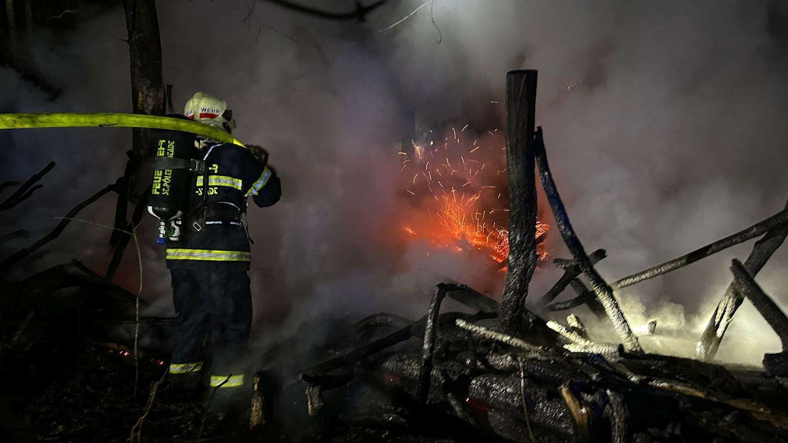 Meterhohe Flammen! Brand in St. Pöltner Kaiserwald