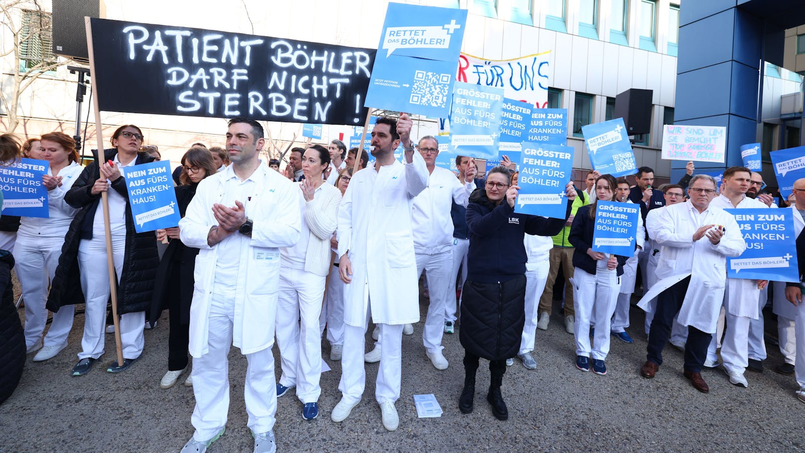 Riesen-Protest des Böhler-Personals vor Spital.