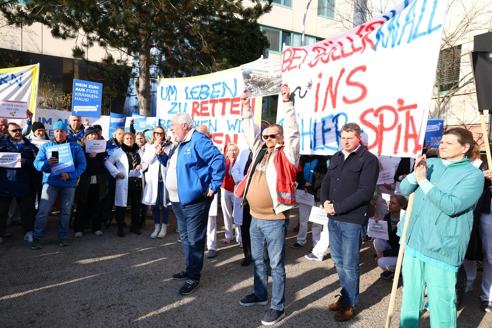Riesen-Protest des Böhler-Personals vor Spital.