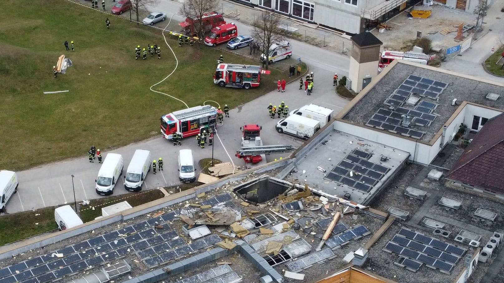 Explosion reißt riesiges Loch in Dach von Bäckerei