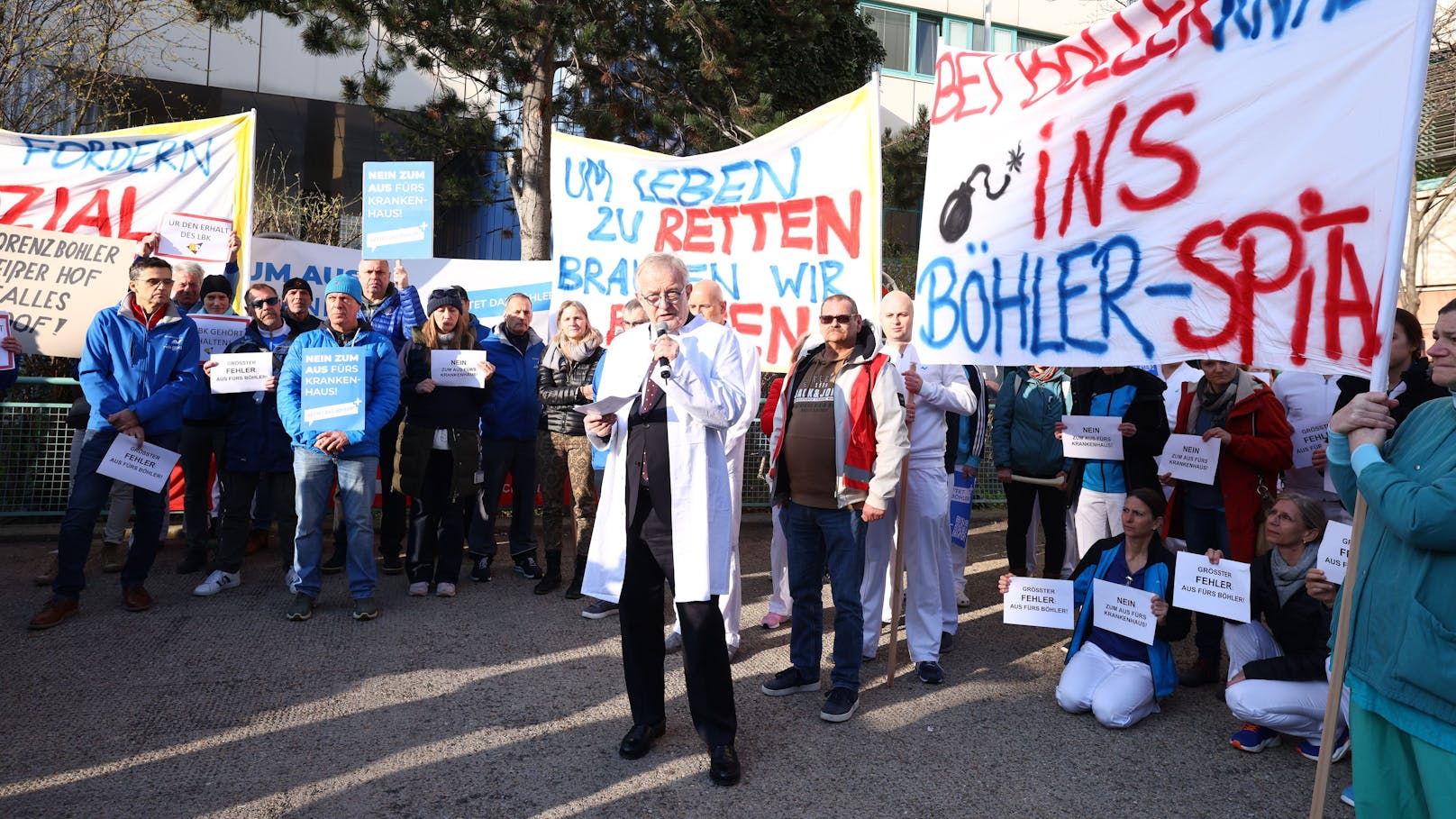 Riesen-Protest des Böhler-Personals vor Spital.