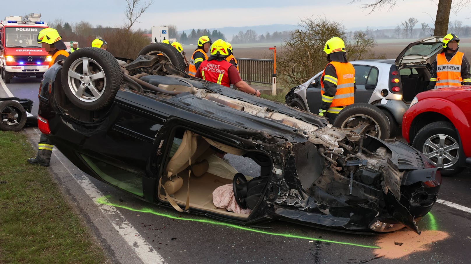 Schock im Frühverkehr: Audi landet am Dach, 2 Verletzte