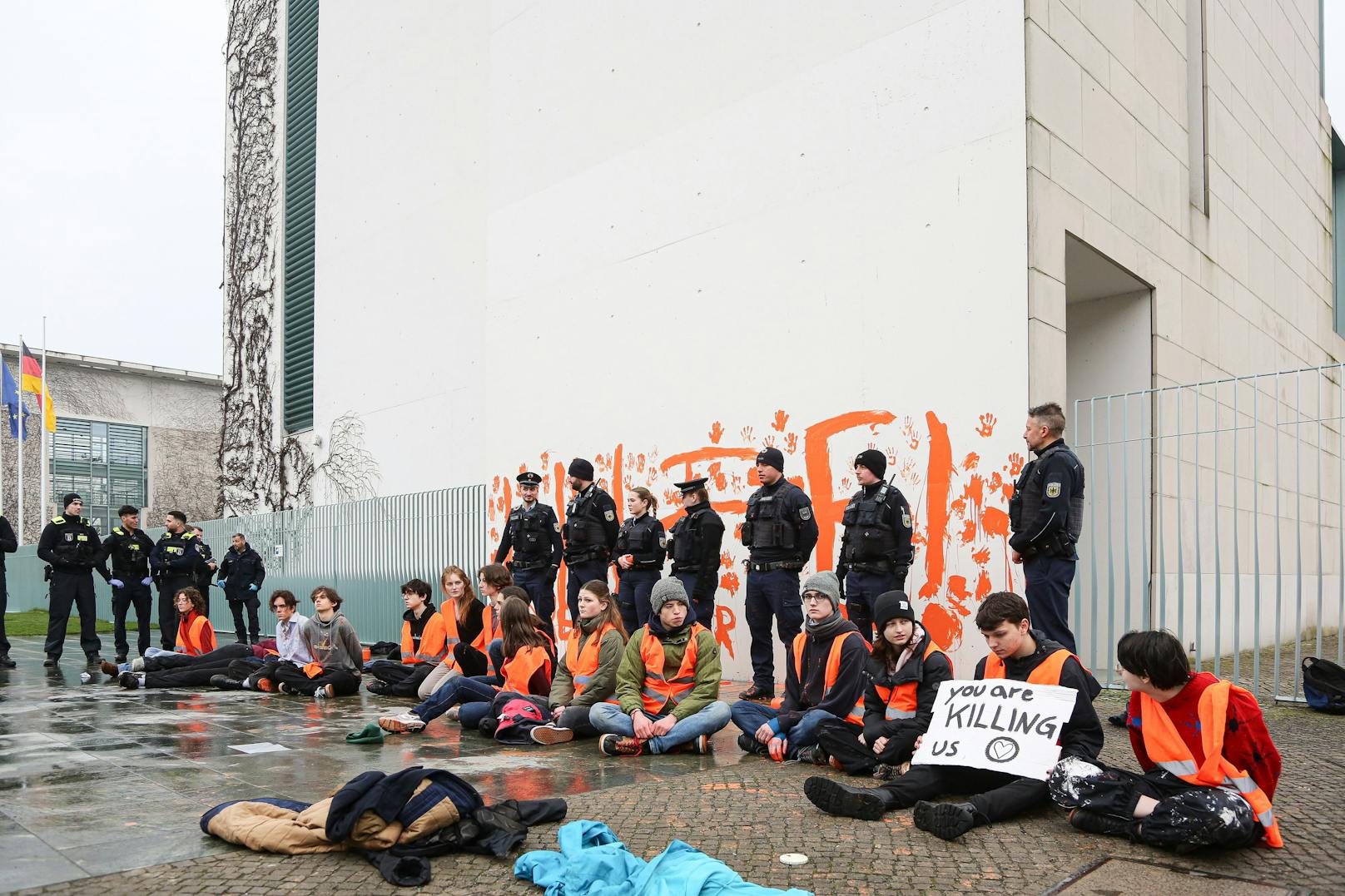 Aktivisten der Letzten Generation beschmierten am 2. März 2024 das Kanzleramt in Berlin mit den Worten "Hilfe! – Eure Kinder". Sie forderten eine Politik ein, die sie und künftige Generationen vor der Klimakatastrophe schützt.