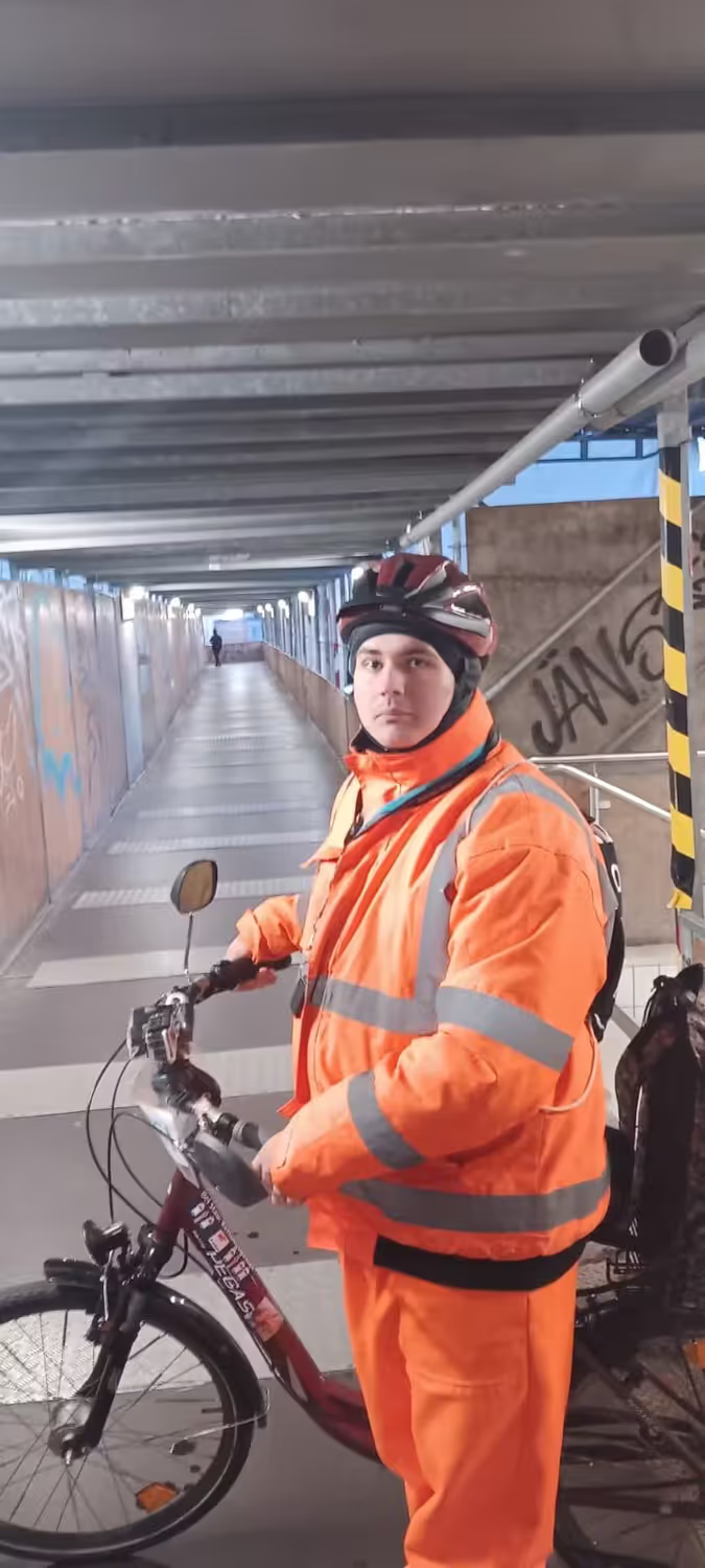 Mit dem Rad und Arbeitsmontur in Signalfarbe geht Niclas Matthei auf die Jagd nach Falschparkern.