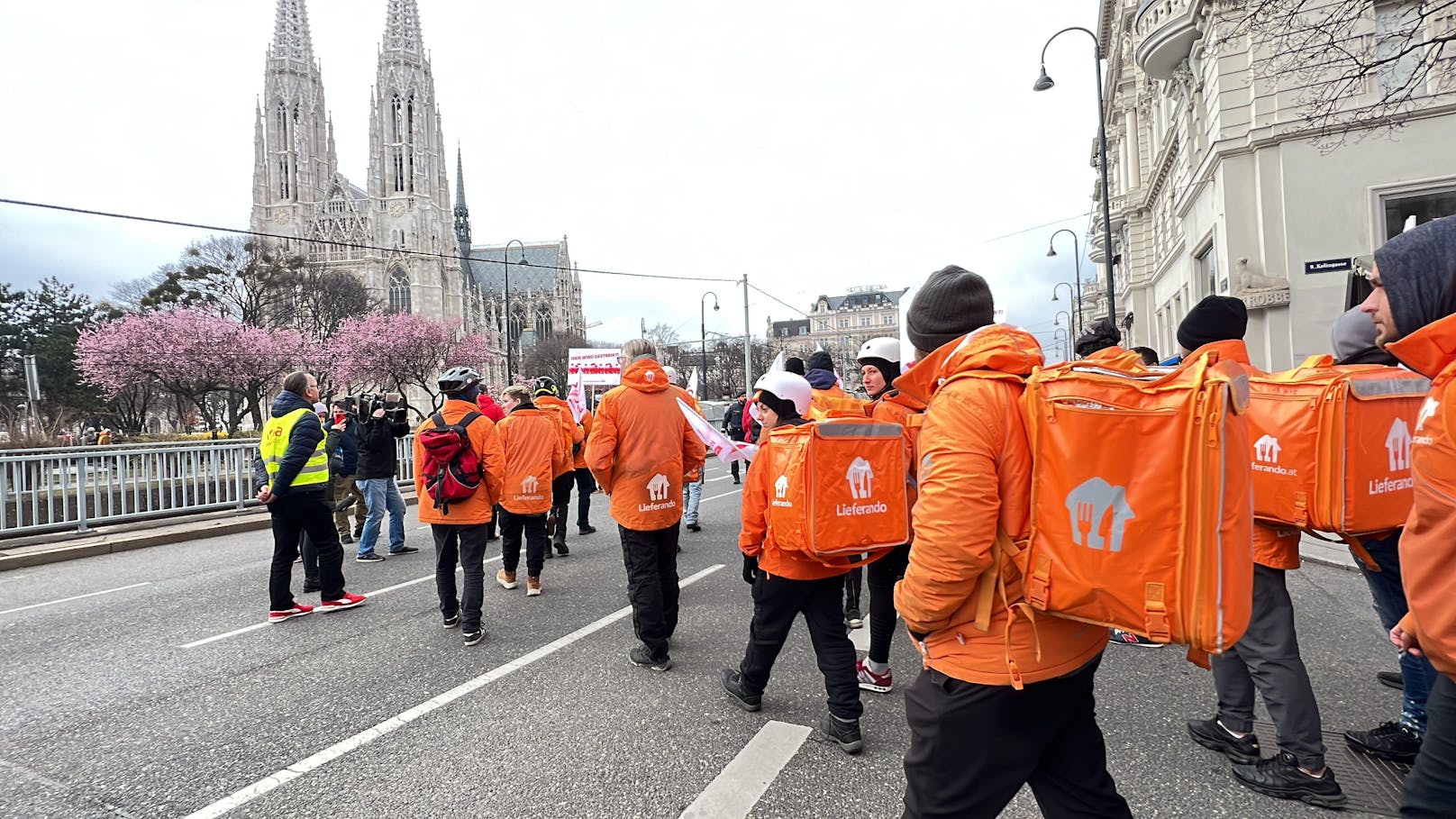 Einige Essensboten sind zur Protestaktion am Donnerstag in Wien gekommen.