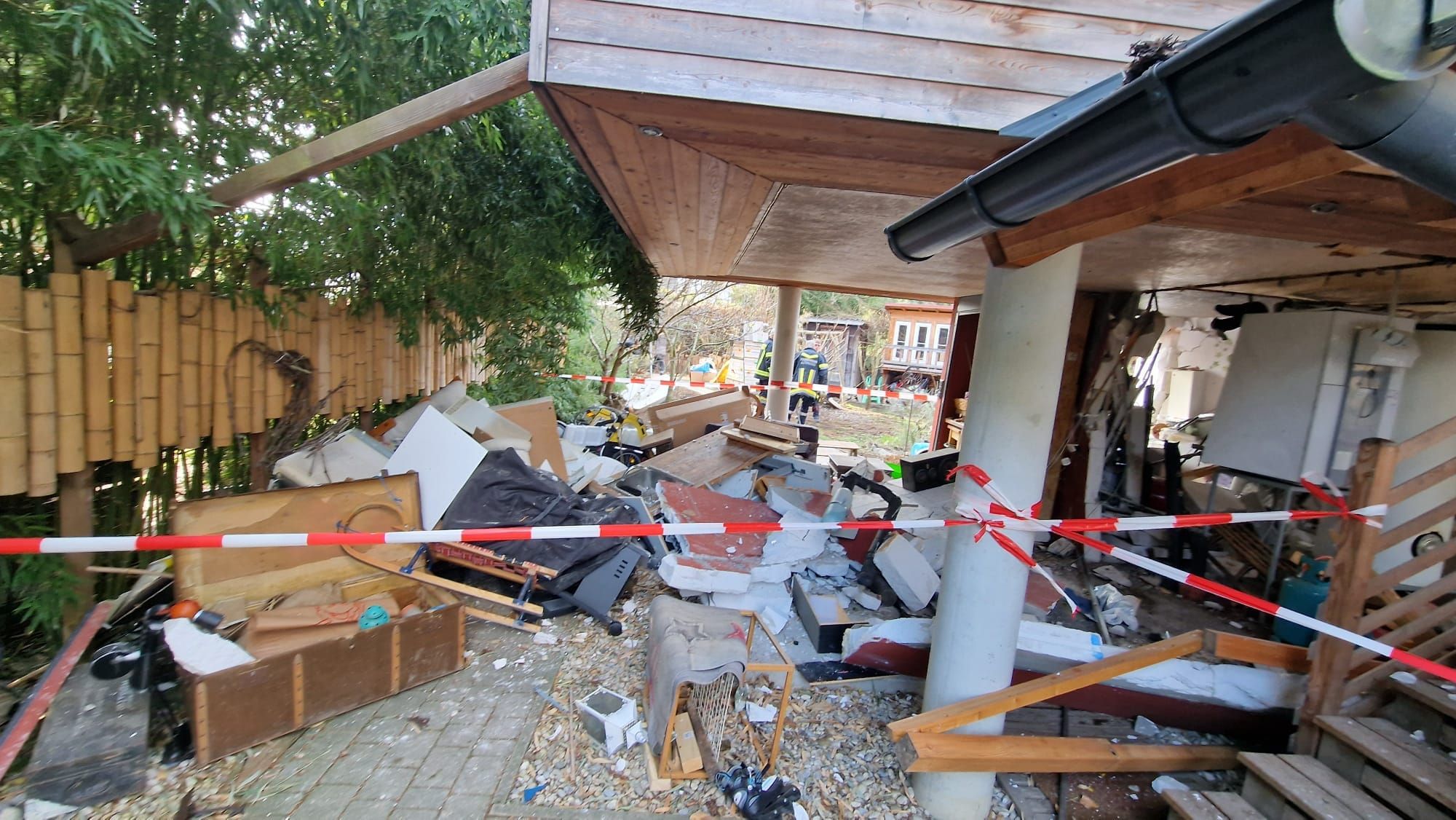 Die Feuerwehr erwartete ein völlig verwüsteter Garten.