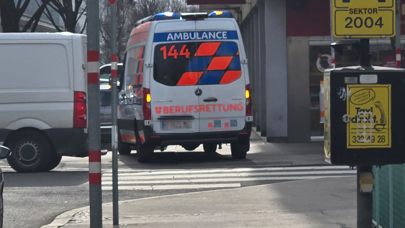 Ein Rettungswagen in UKH-Nähe musste sich mit dem Gehweg helfen.