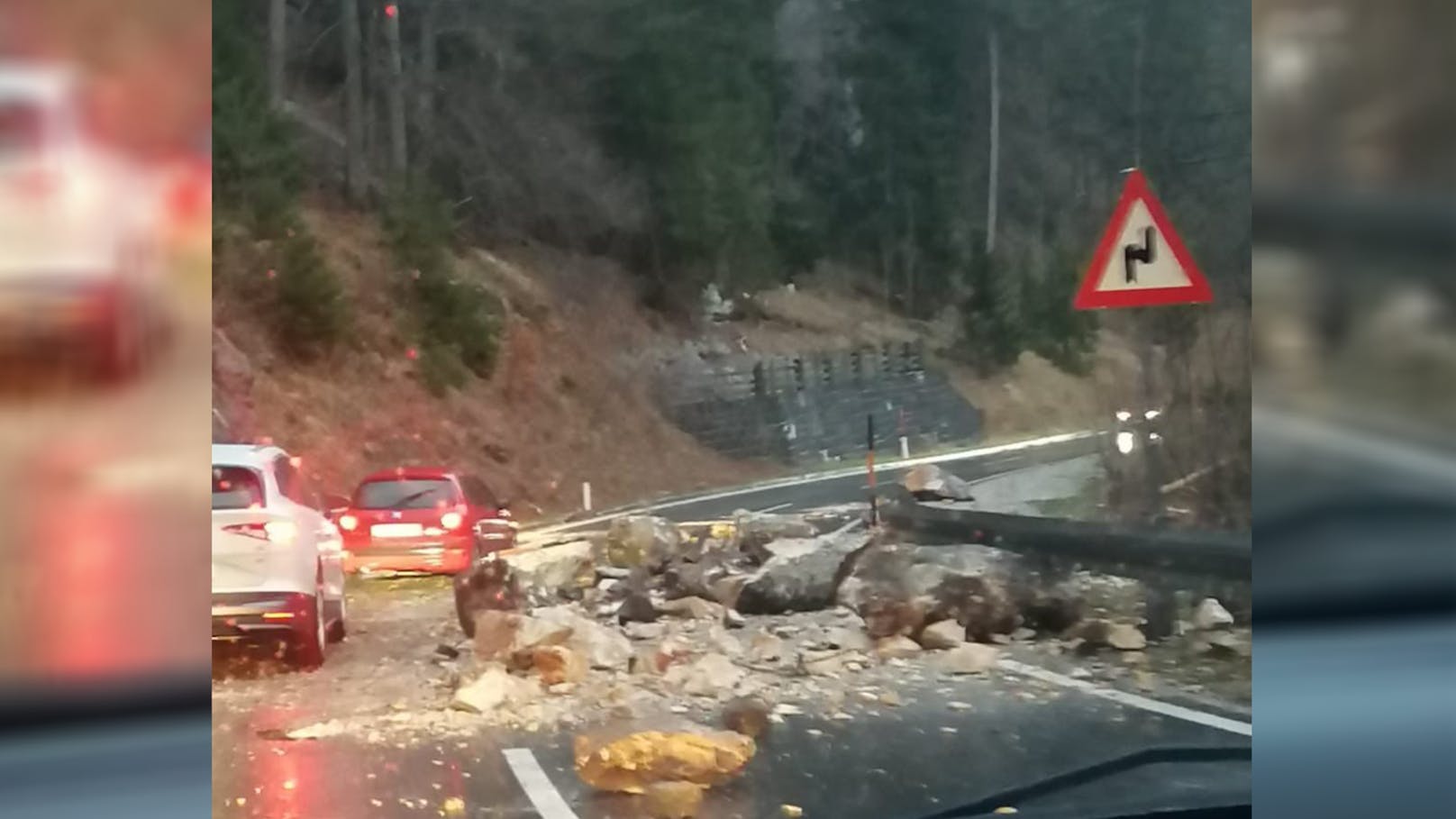 Gefährlicher Felssturz in NÖ – Straße bleibt gesperrt