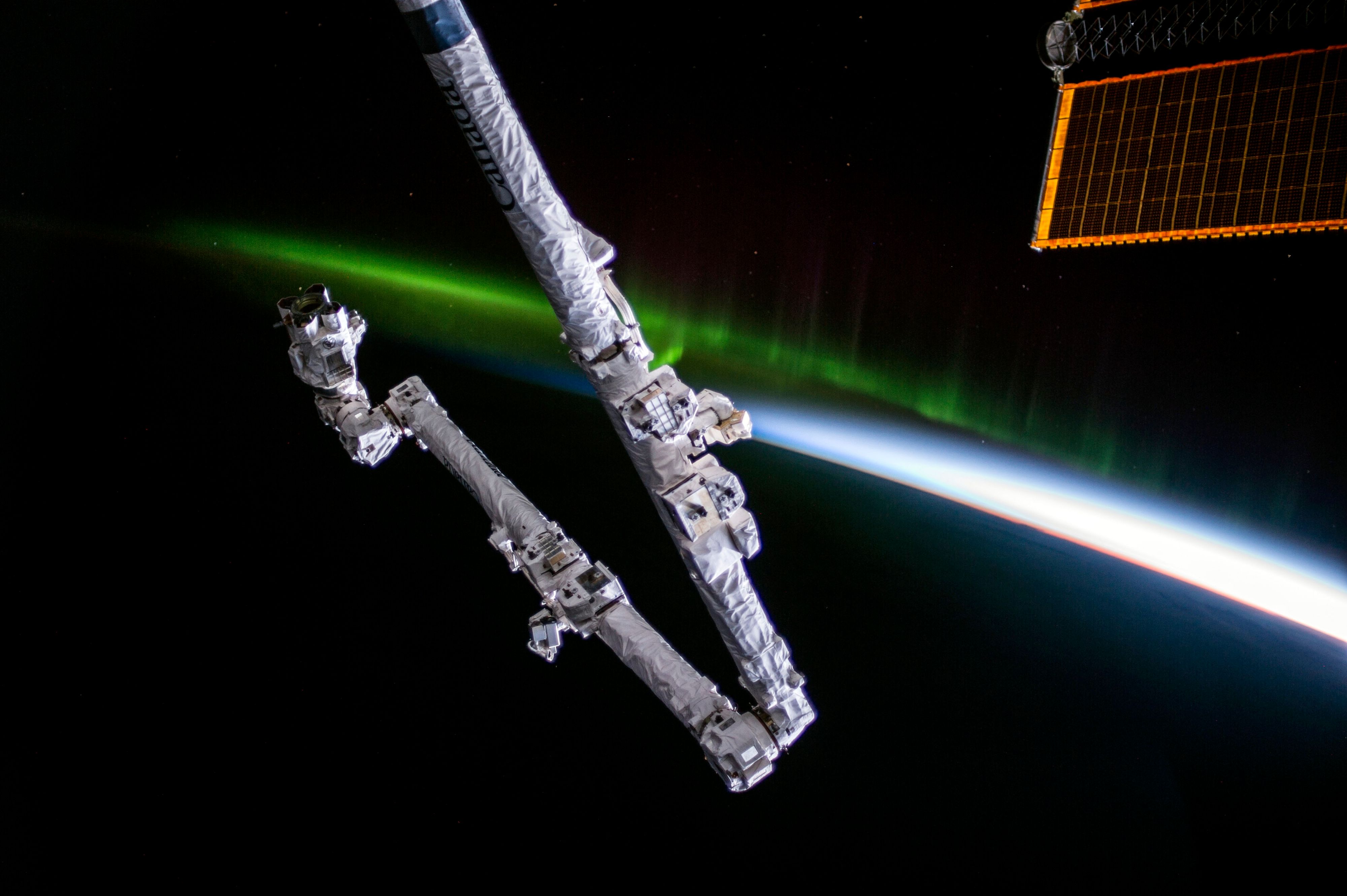 Der Batterieblock wurde vom Roboterarm Canadarm2 von der ISS abgetrennt. 